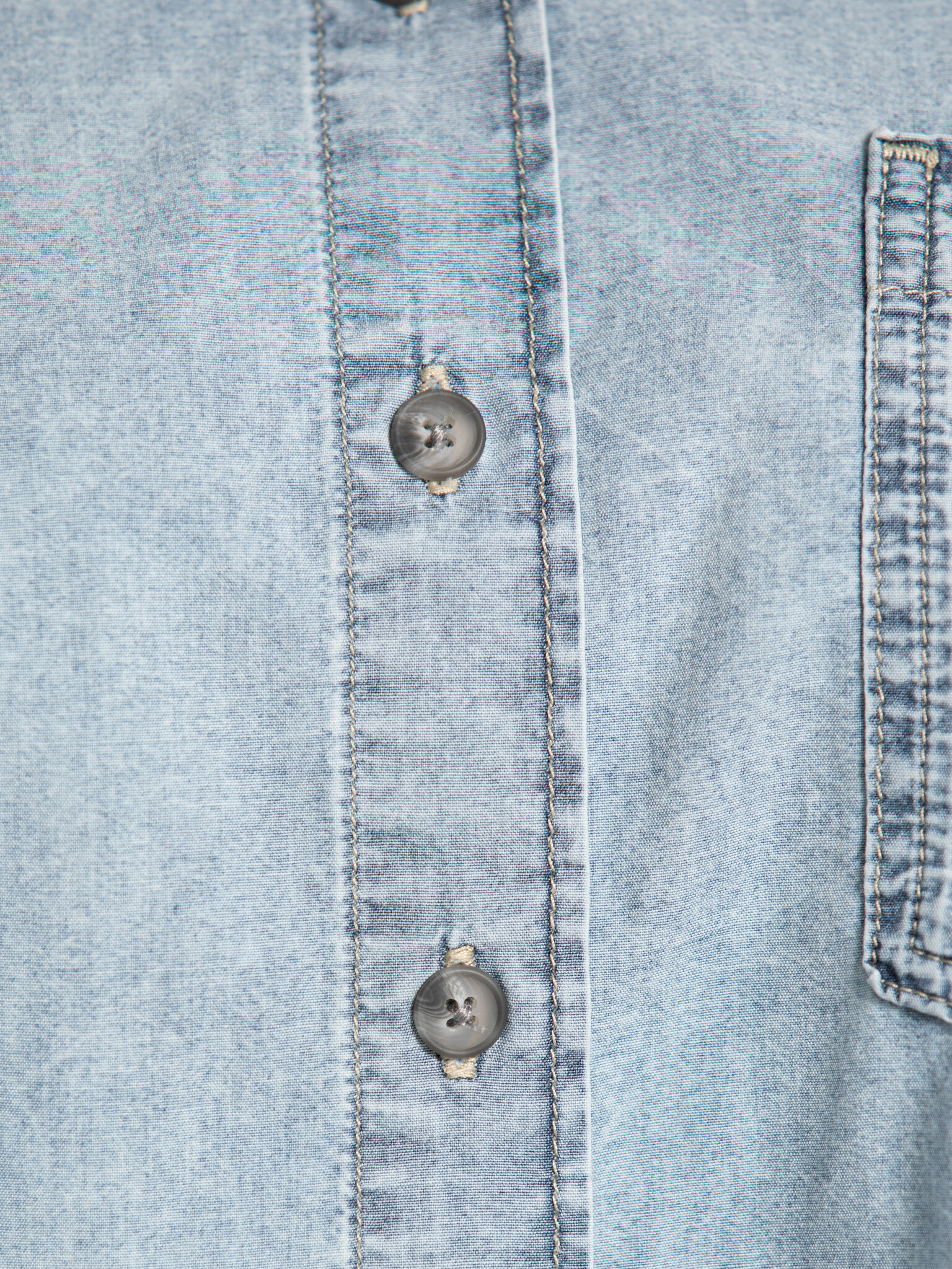 American Vintage chemise en denim Paybou 6. Le délavage denim clair confère à cette chemise une allure fraîche qui évoque...