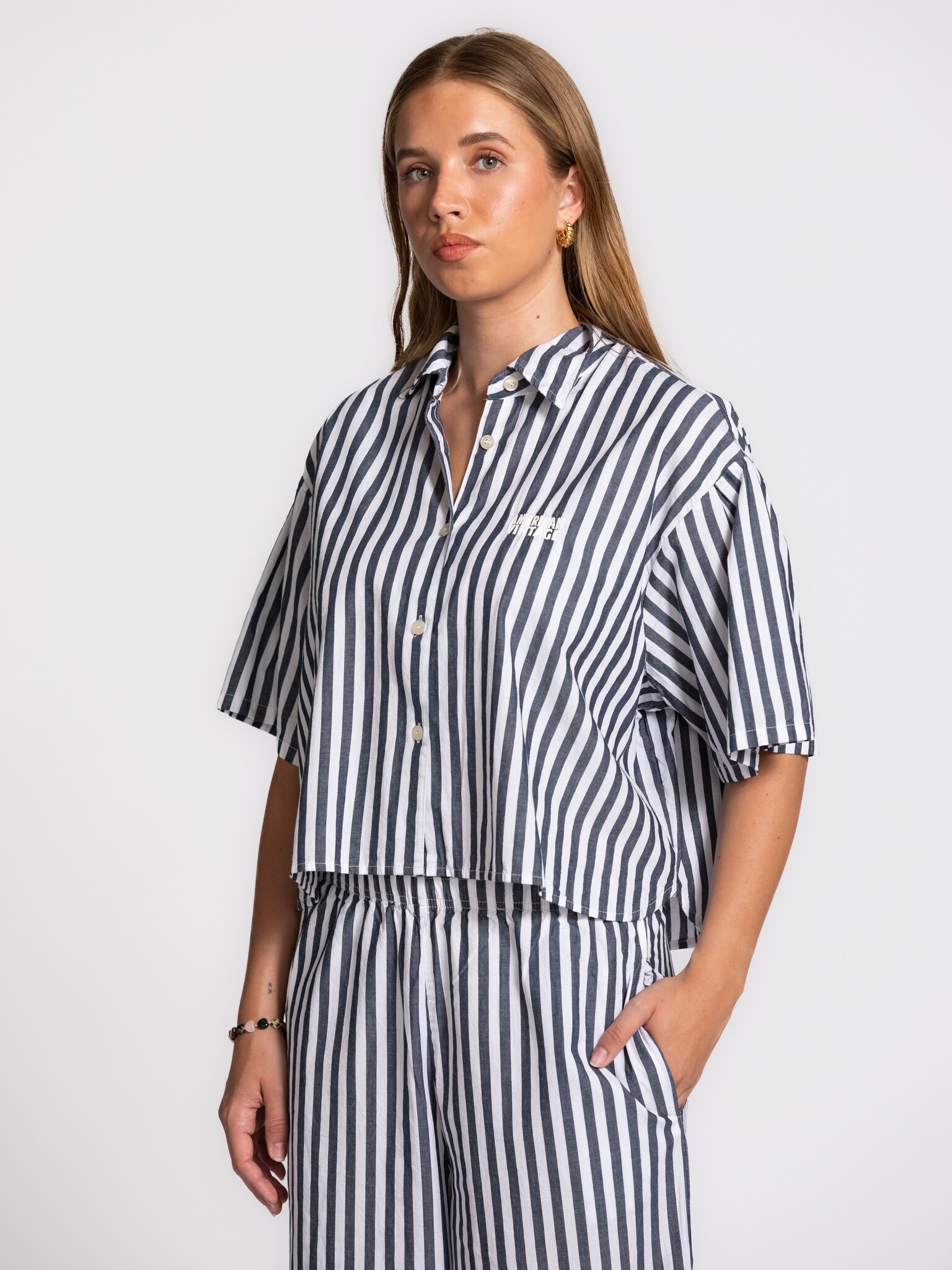 American Vintage chemise rayée Vextown 1. Un regard nouveau sur un classique. Les rayures donnent à cette chemise une all...