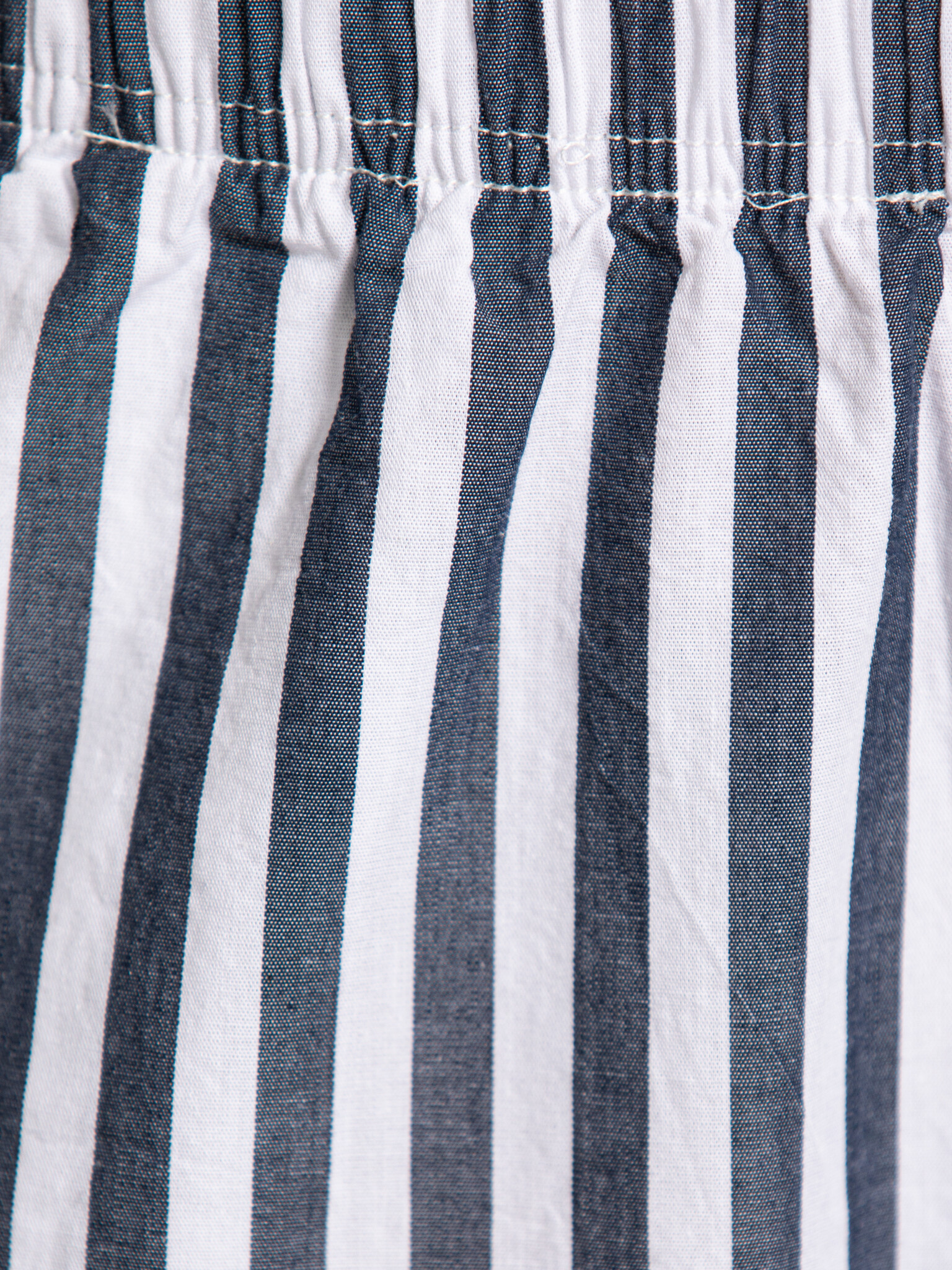American Vintage pantalon rayé Vextown 6. Le tissu rayé et l’ourlet contrastant confèrent à ce pantalon une allure unique...