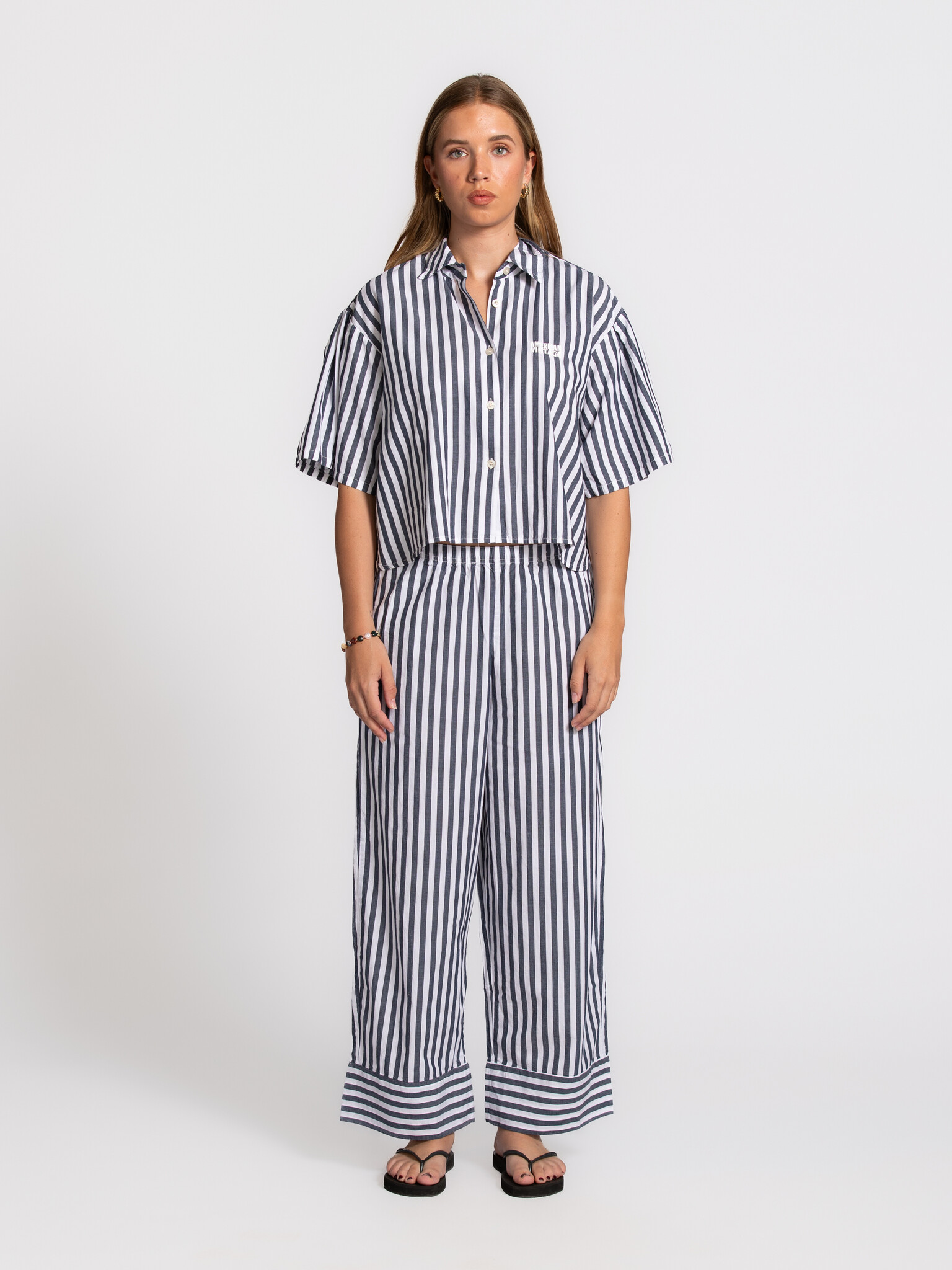 American Vintage pantalon rayé Vextown 3. Le tissu rayé et l’ourlet contrastant confèrent à ce pantalon une allure unique...