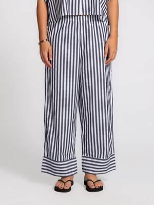 Broek Vextown. De gestreepte stof en opvallende zoom geven deze broek een unieke uitstraling met een vleugje nostalgie. R...