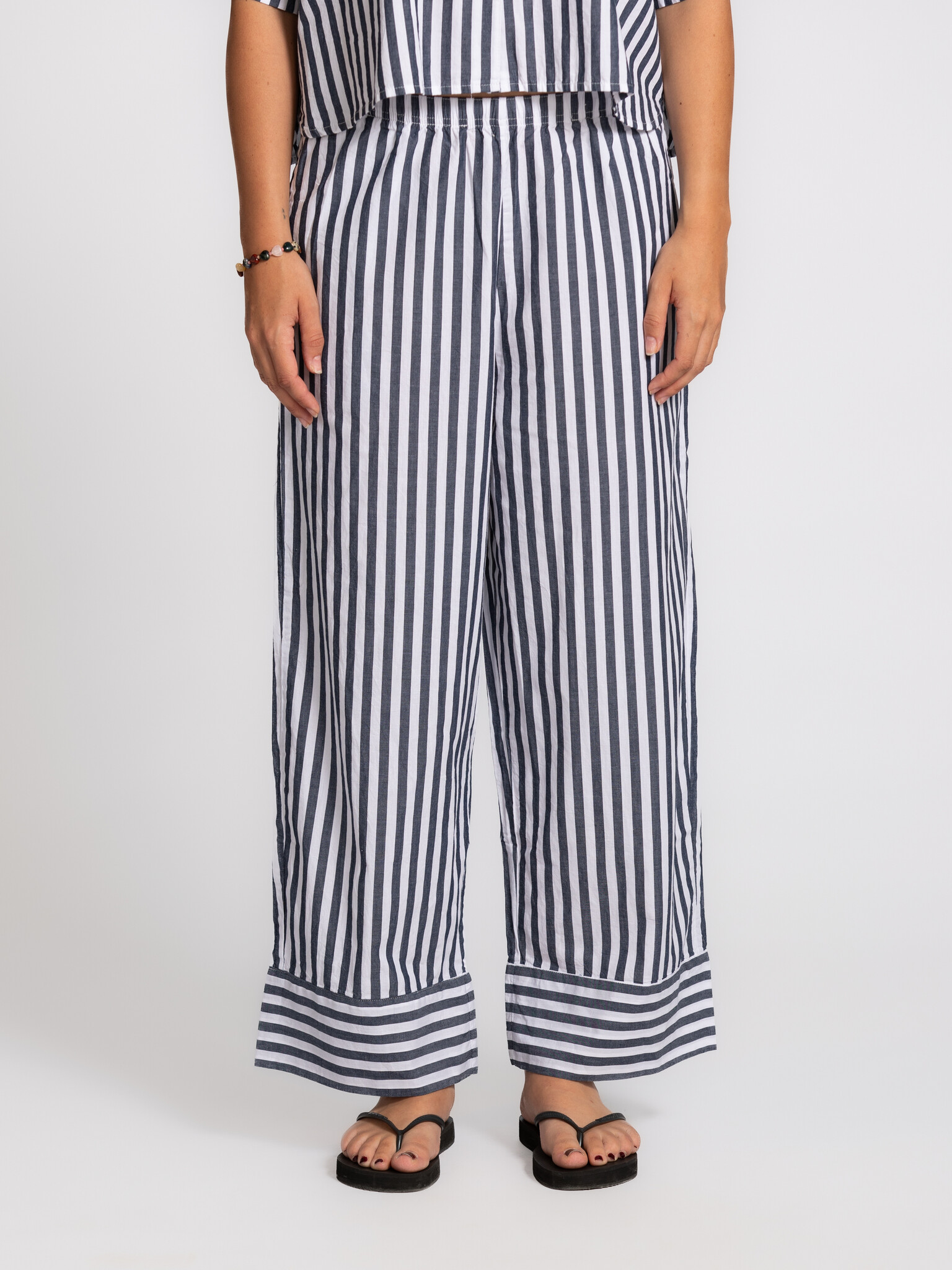 American Vintage pantalon rayé Vextown 1. Le tissu rayé et l’ourlet contrastant confèrent à ce pantalon une allure unique...