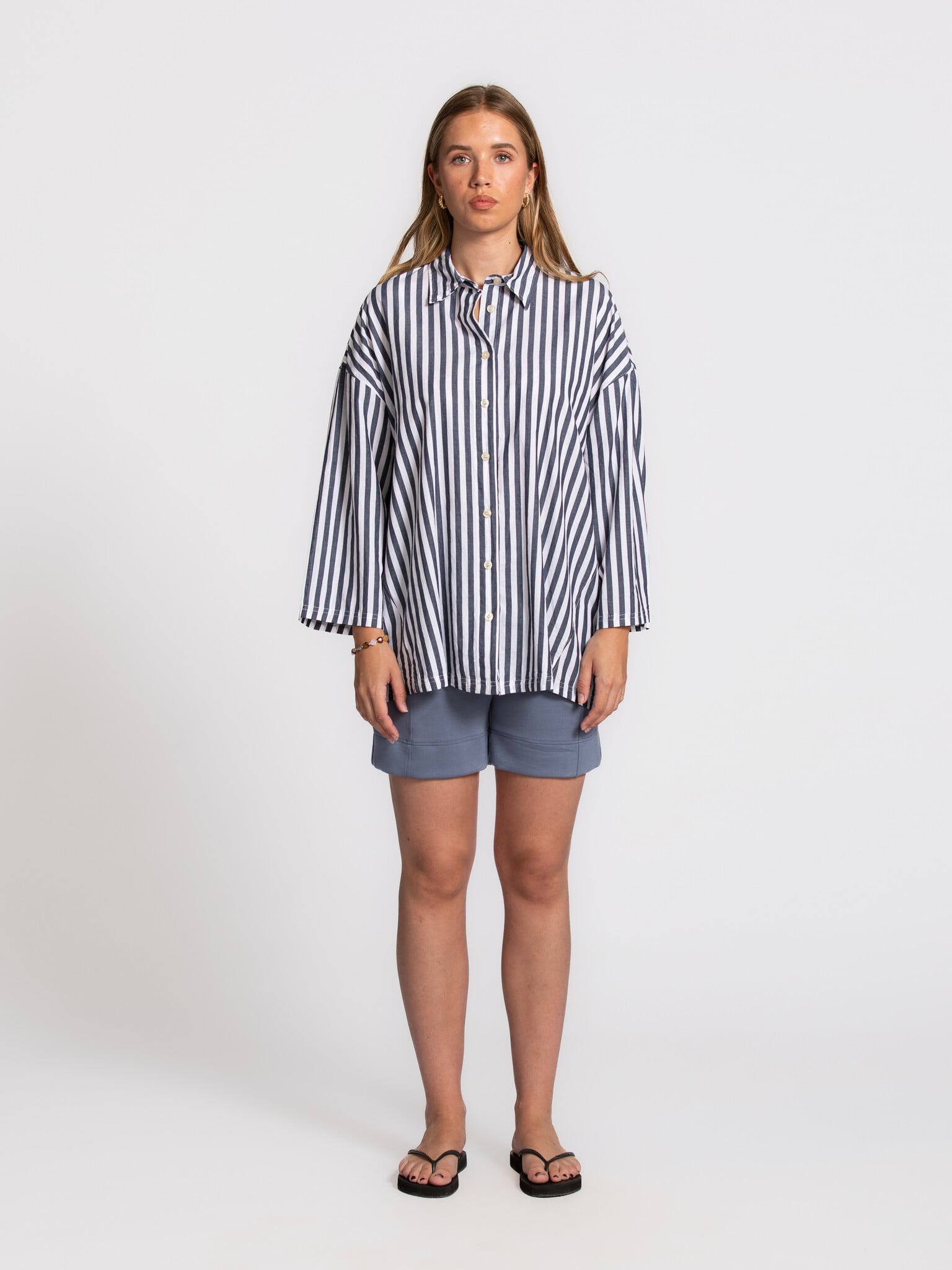 MBYM short sweat Sade Hope 5. Le confort du tissu sweat, l’allure d’un essentiel du quotidien. La douce qualité sweat et ...