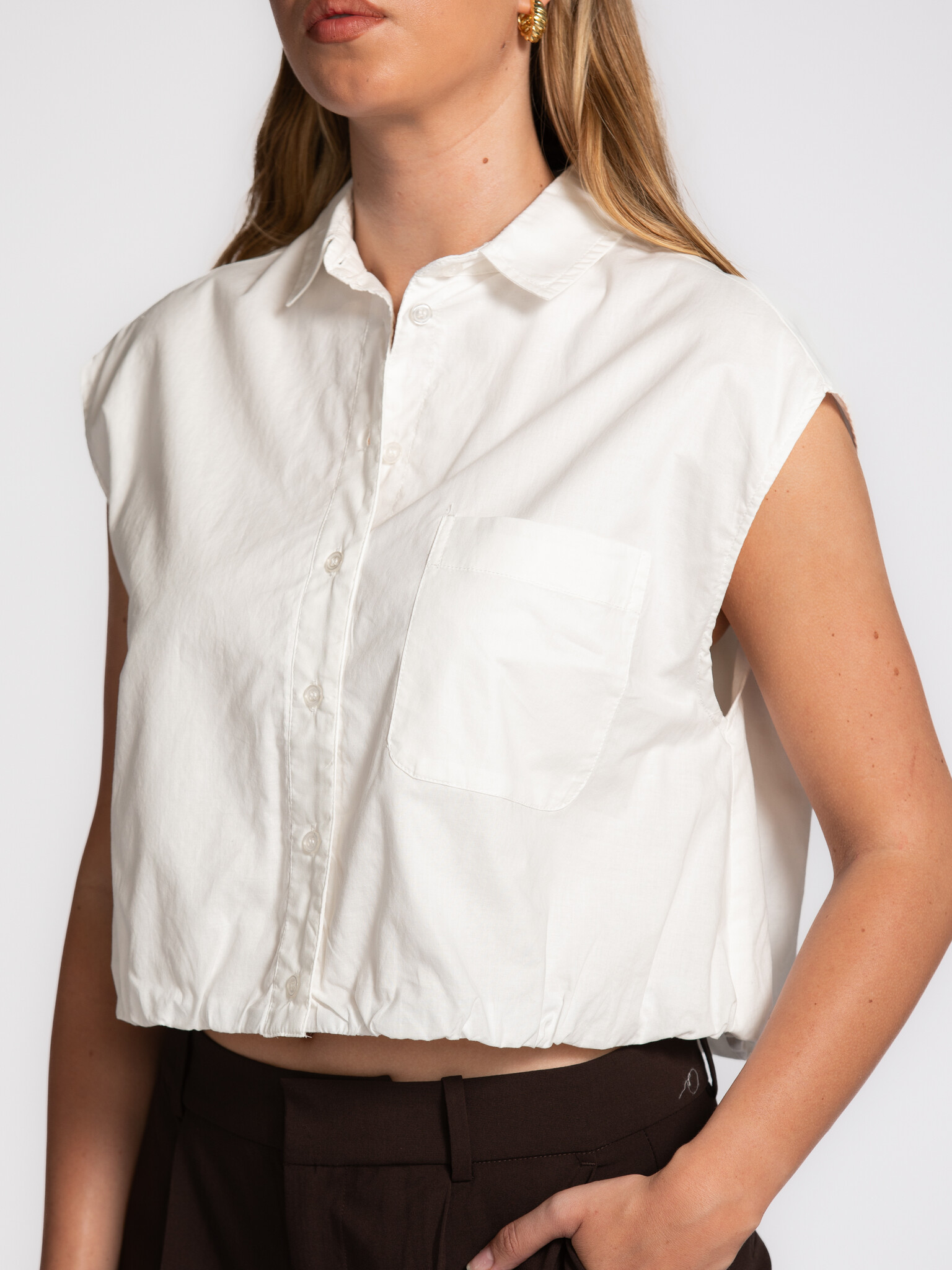 Les Soeurs mouwloze blouse Blue 4. Nothing overdone. De eenvoudige vorm en subtiele details zorgen voor een look die klop...