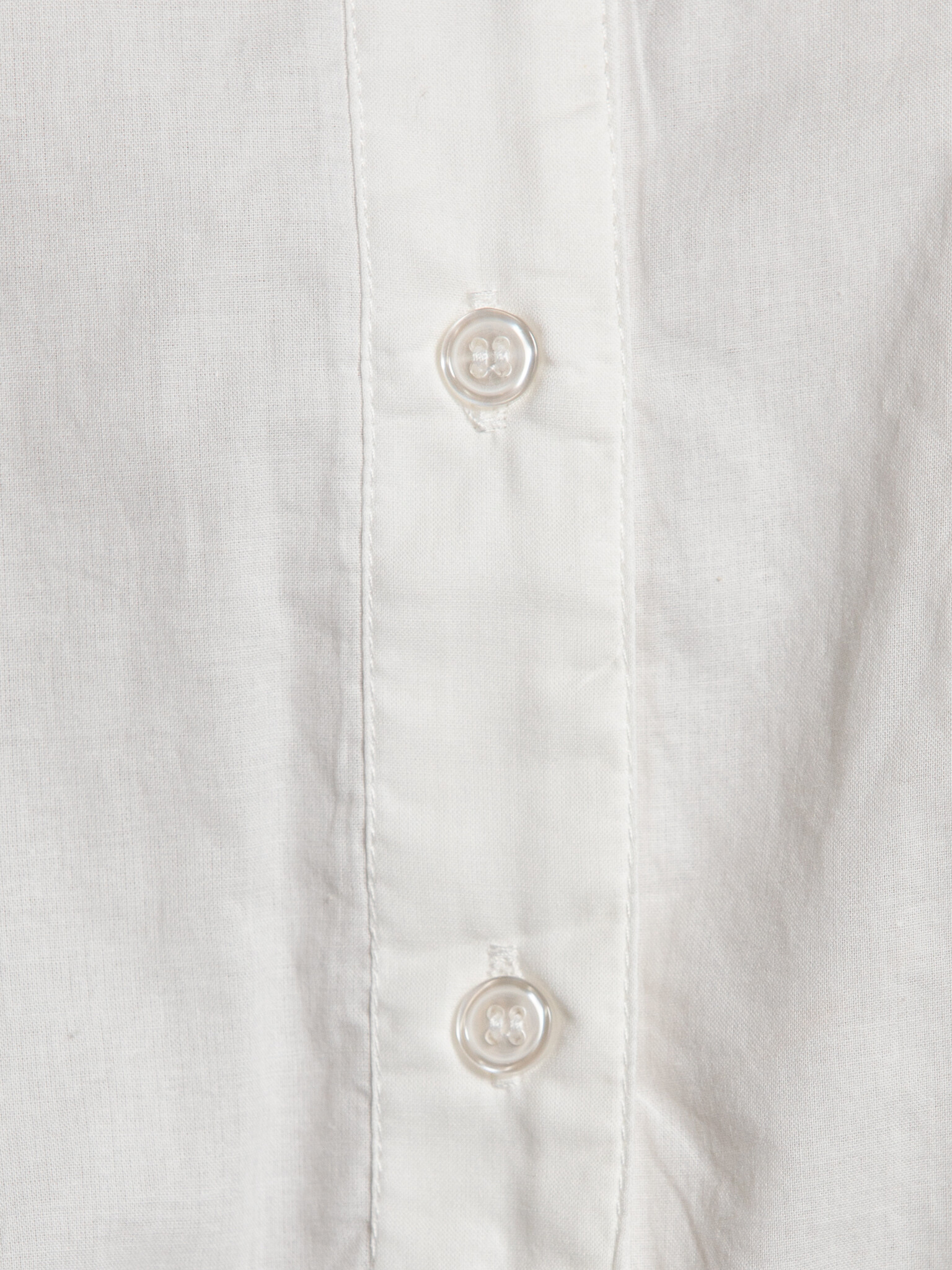 Les Soeurs mouwloze blouse Blue 6. Nothing overdone. De eenvoudige vorm en subtiele details zorgen voor een look die klop...