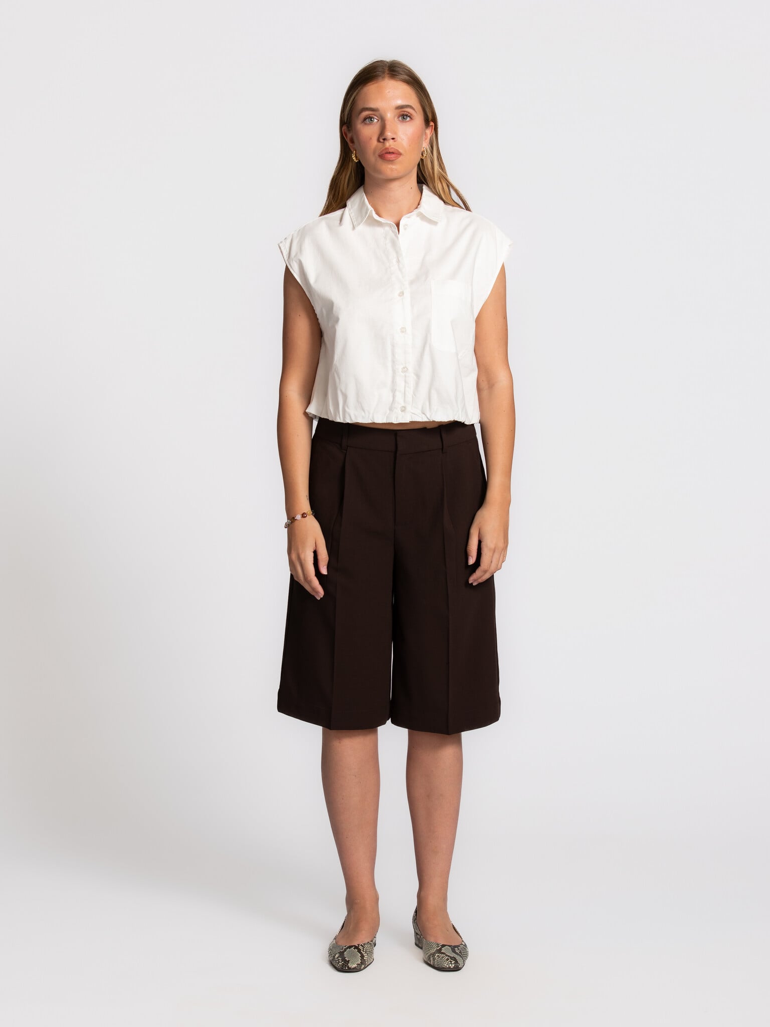 Les Soeurs mouwloze blouse Blue 3. Nothing overdone. De eenvoudige vorm en subtiele details zorgen voor een look die klop...