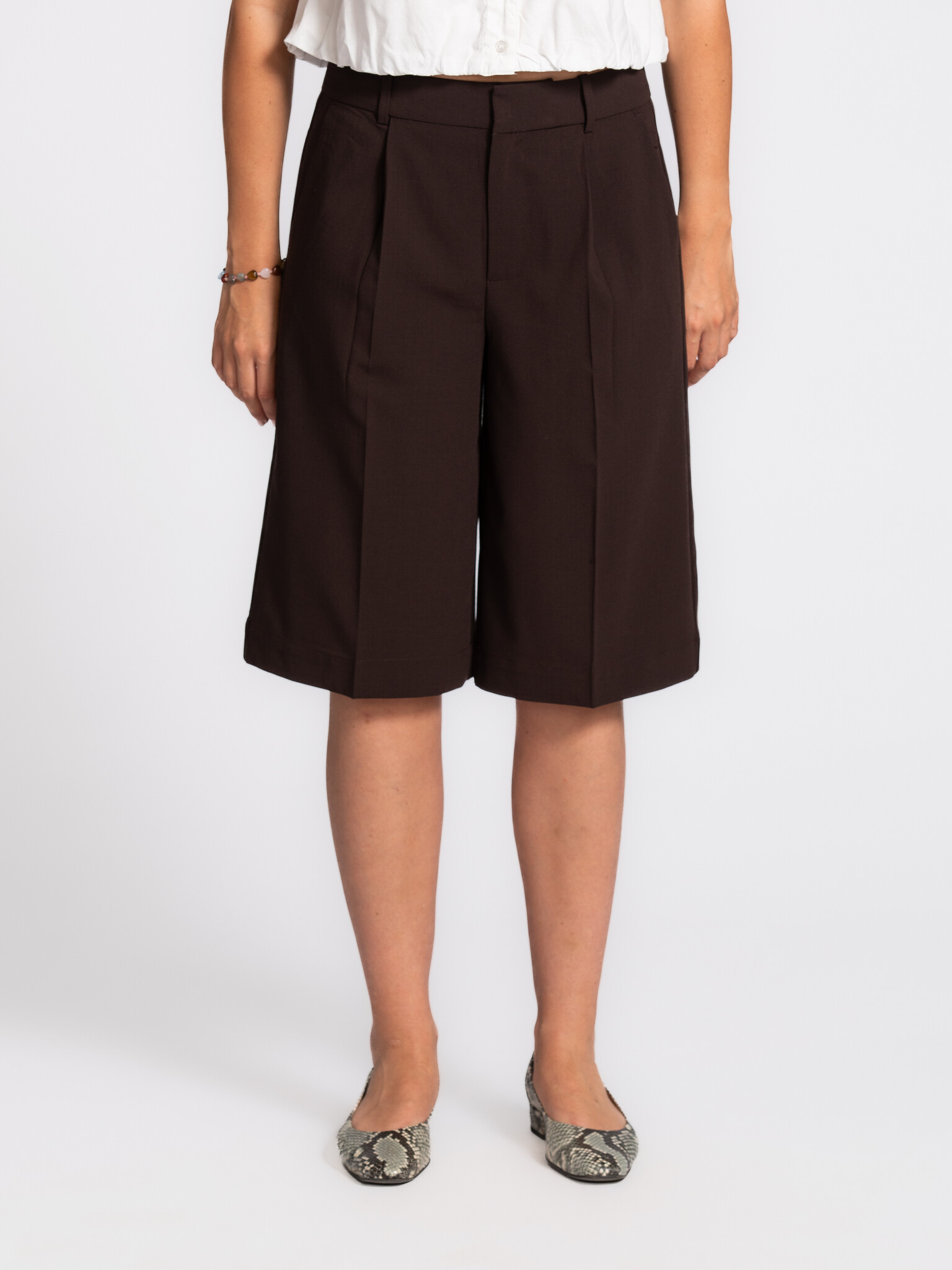 MBYM bermuda shorts Bamudo Willah 5. The deep brown colour gives these bermuda shorts a soft elegance, while the refined ...