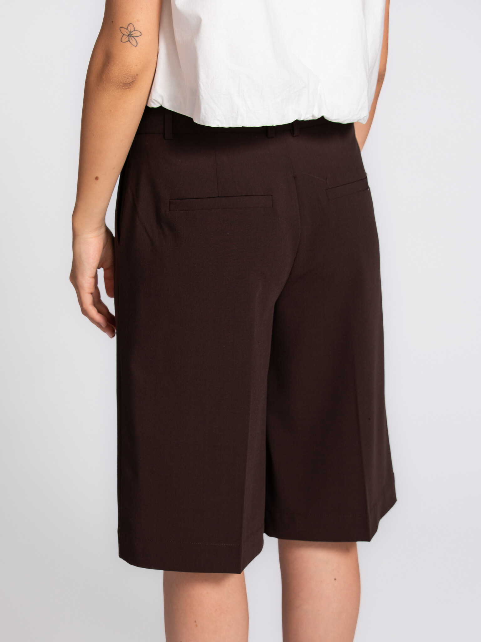 MBYM bermuda shorts Bamudo Willah 6. The deep brown colour gives these bermuda shorts a soft elegance, while the refined ...