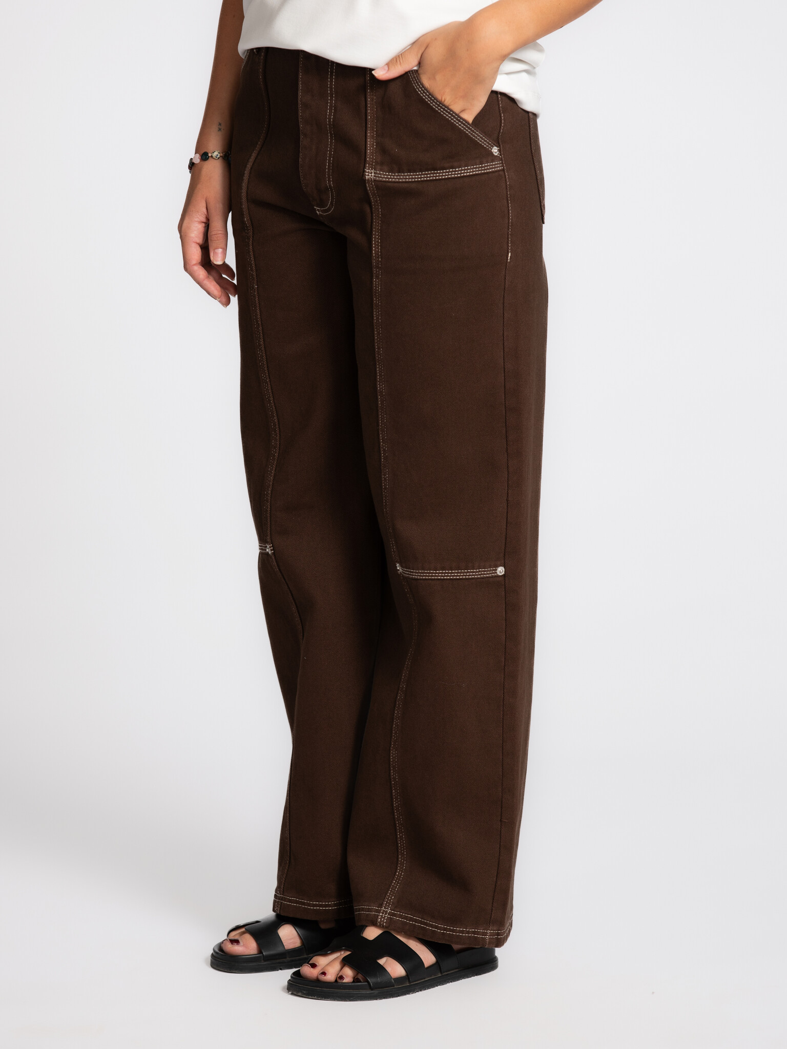 Les Soeurs contrast stitch Trousers Mill 4. Details make the difference. These contrast stitch pants feel sturdy and fami...