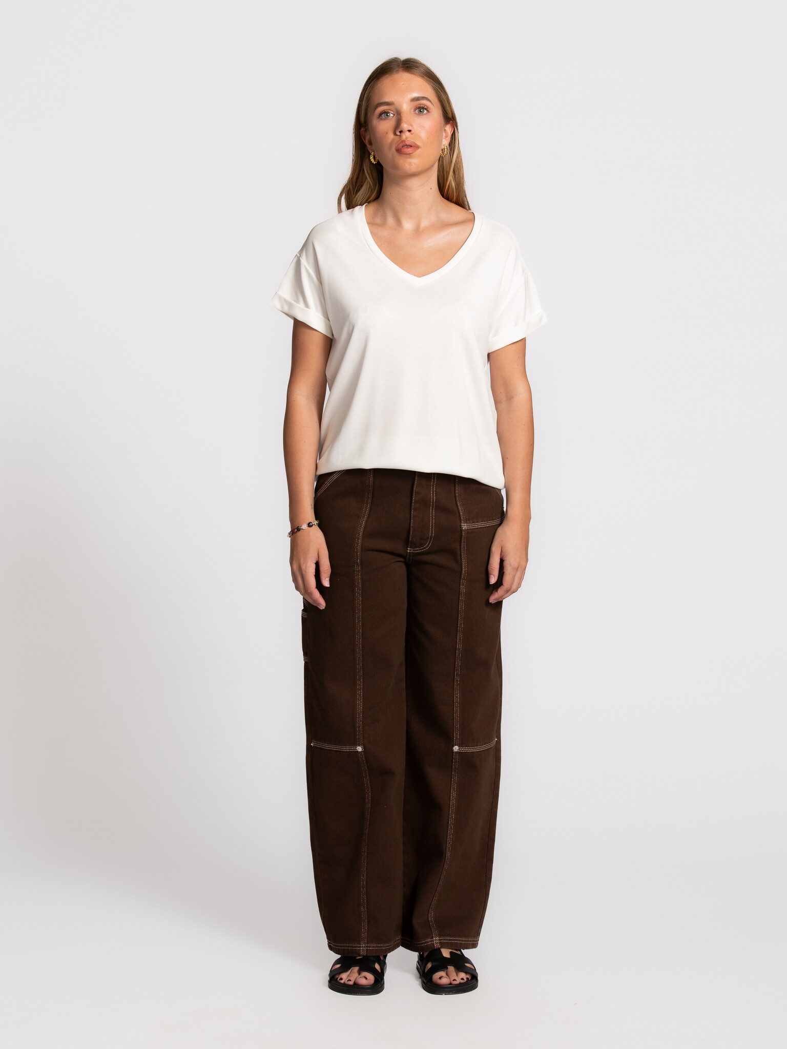 Les Soeurs contrast stitch Trousers Mill 3. Details make the difference. These contrast stitch pants feel sturdy and fami...