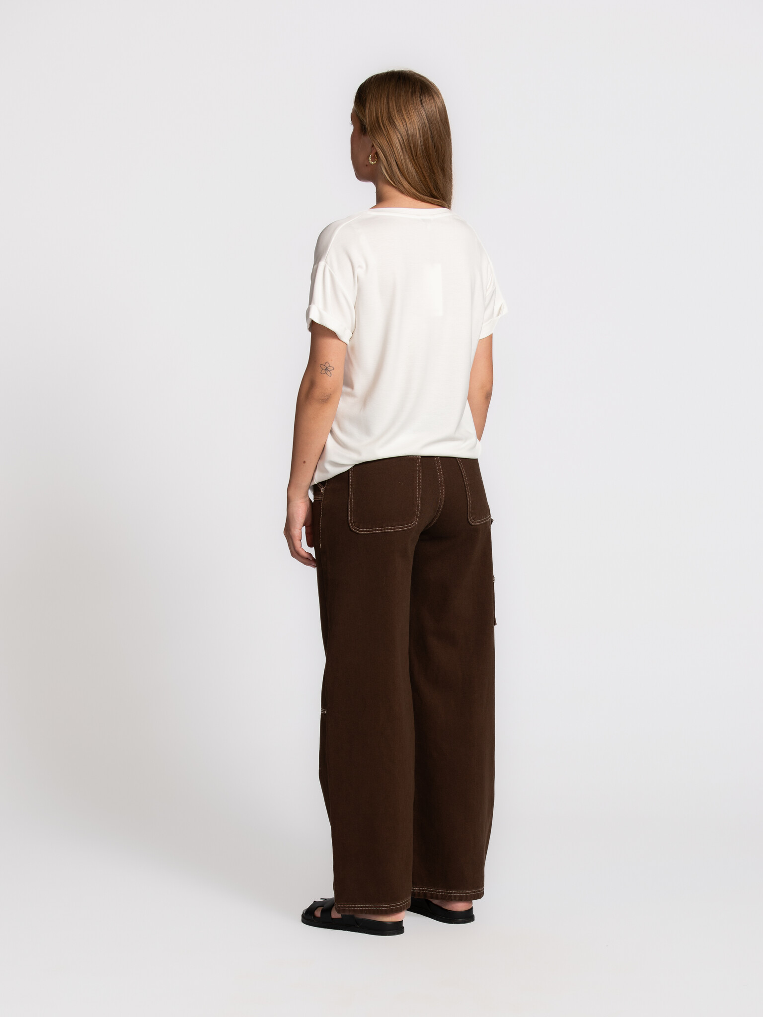 MBYM V-neck T-shirt Amana Bosko 5. Timeless elegance, every day. This essential piece radiates feminine charm with a flat...