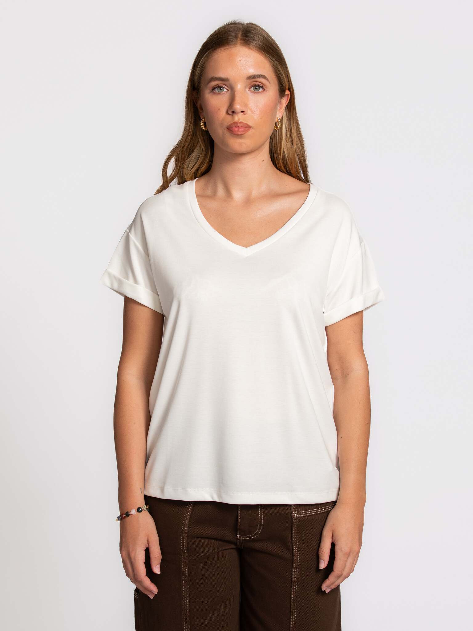 MBYM V-neck T-shirt Amana Bosko 1. Timeless elegance, every day. This essential piece radiates feminine charm with a flat...