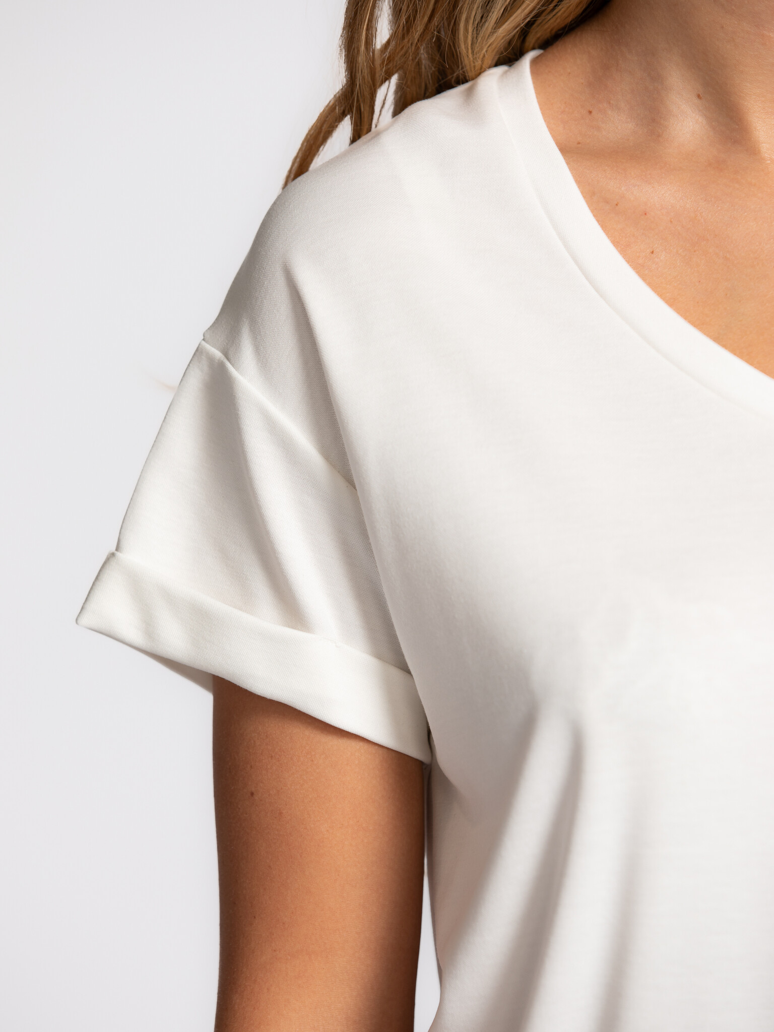 MBYM V-neck T-shirt Amana Bosko 4. Timeless elegance, every day. This essential piece radiates feminine charm with a flat...