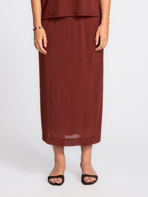 Rok Rain. Deze mesh rok beweegt met je mee en volgt vanzelf je ritme. Ze speelt met het licht van de avond, alsof de warm...