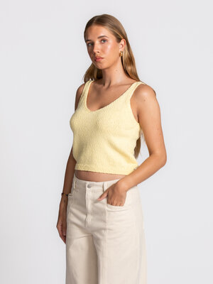 Top Sana. A touch of sunshine. De zachte botergele tint en gebreide textuur brengen meteen een vleugje zomer in je look. ...