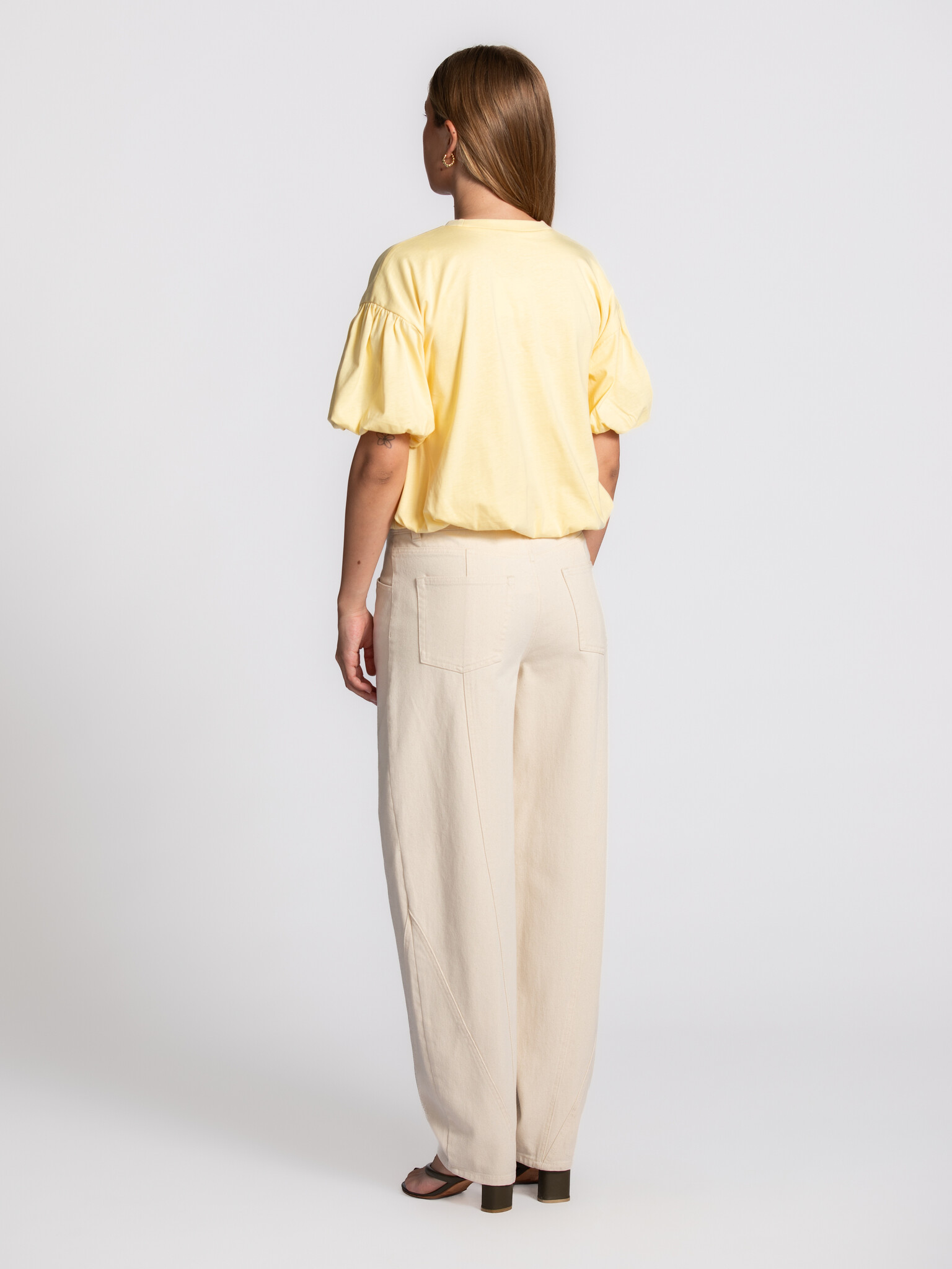 Edited balloon T-shirt Eriko 5. Hello basic with a twist! Het balloon effect geeft dit T-shirt een uitstraling die meteen...