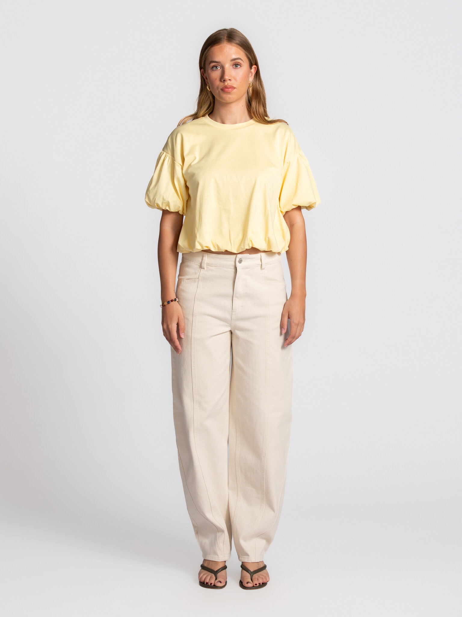 Edited balloon T-shirt Eriko 3. Hello basic with a twist! Het balloon effect geeft dit T-shirt een uitstraling die meteen...