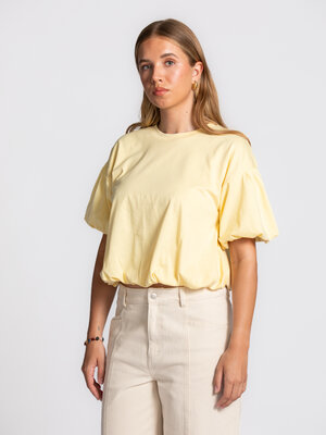 T-Shirt Eriko. Hello basic with a twist! Het balloon effect geeft dit T-shirt een uitstraling die meteen meer karakter br...