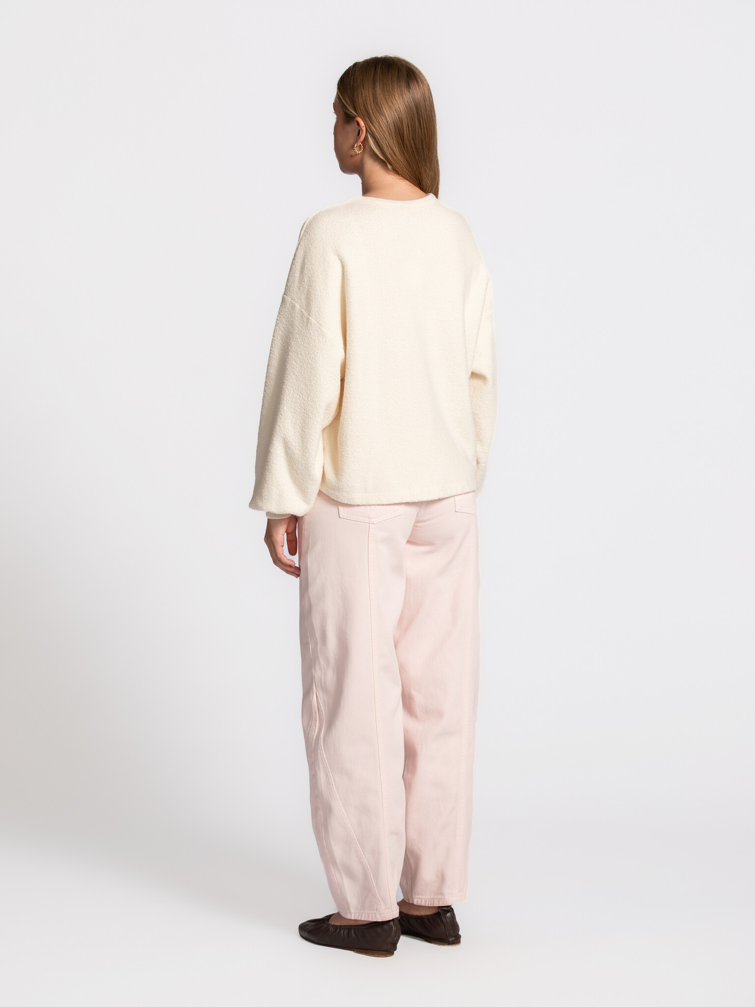 American Vintage sweater Bobypark 5. Teddy vibes all day! Ga voor cosy chic met deze zachte trui in een warme crèmekleur....