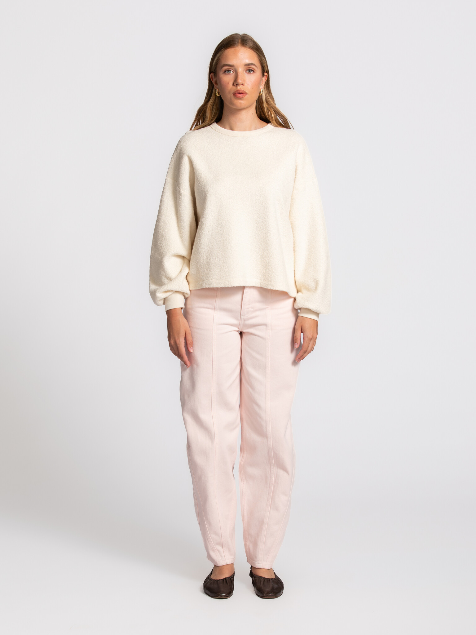 American Vintage sweater Bobypark 3. Teddy vibes all day! Ga voor cosy chic met deze zachte trui in een warme crèmekleur....