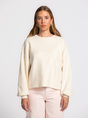 Sweat Bobypark. Teddy vibes all day! Ce pull tout doux dans une chaude couleur crème vous donne un air douillet et chic. ...