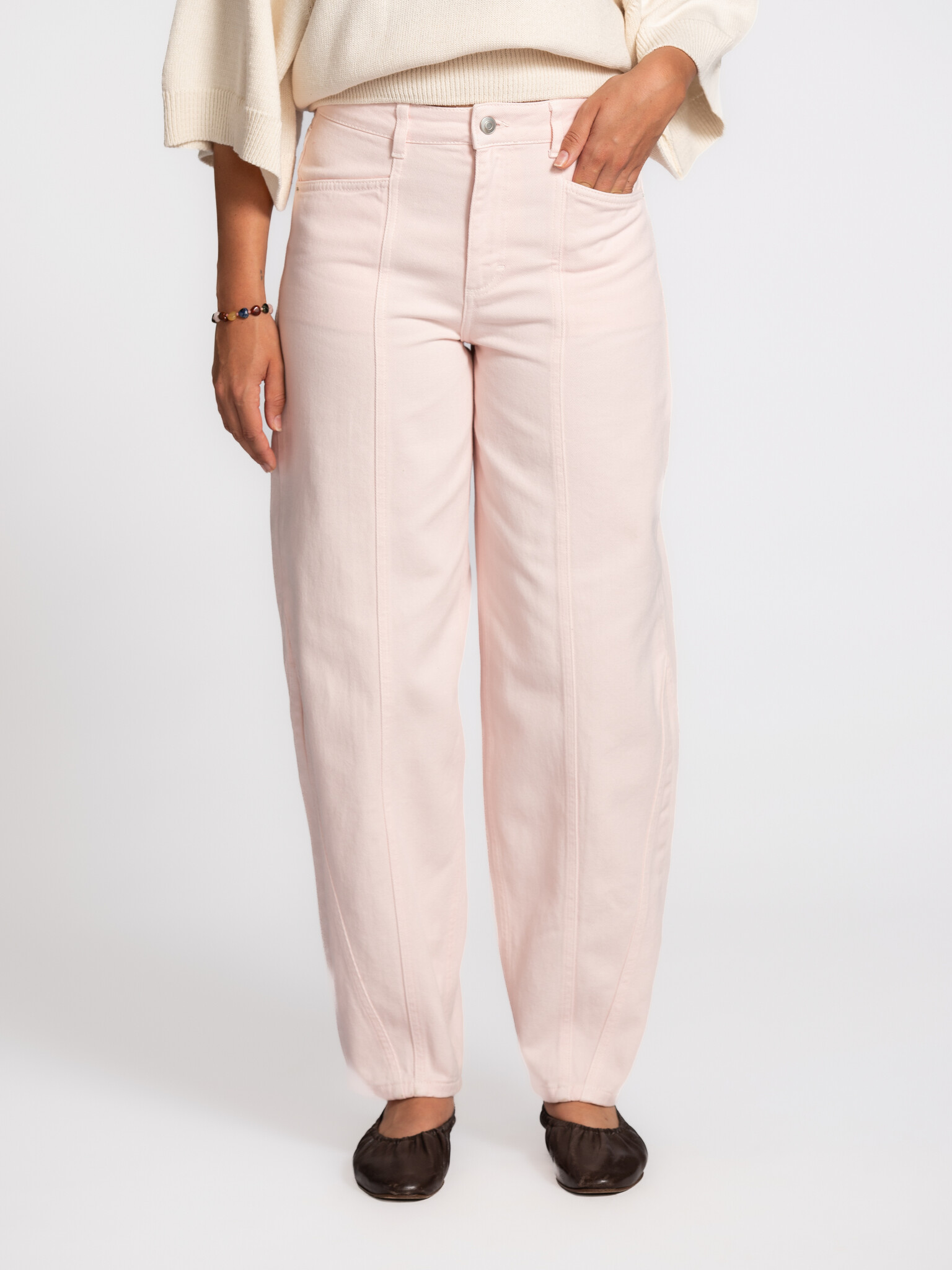 MBYM balloon jeans Almira Lalette 1. Deze balloon jeans bewijst dat denim niet altijd blauw hoeft te zijn. De zachte roze...