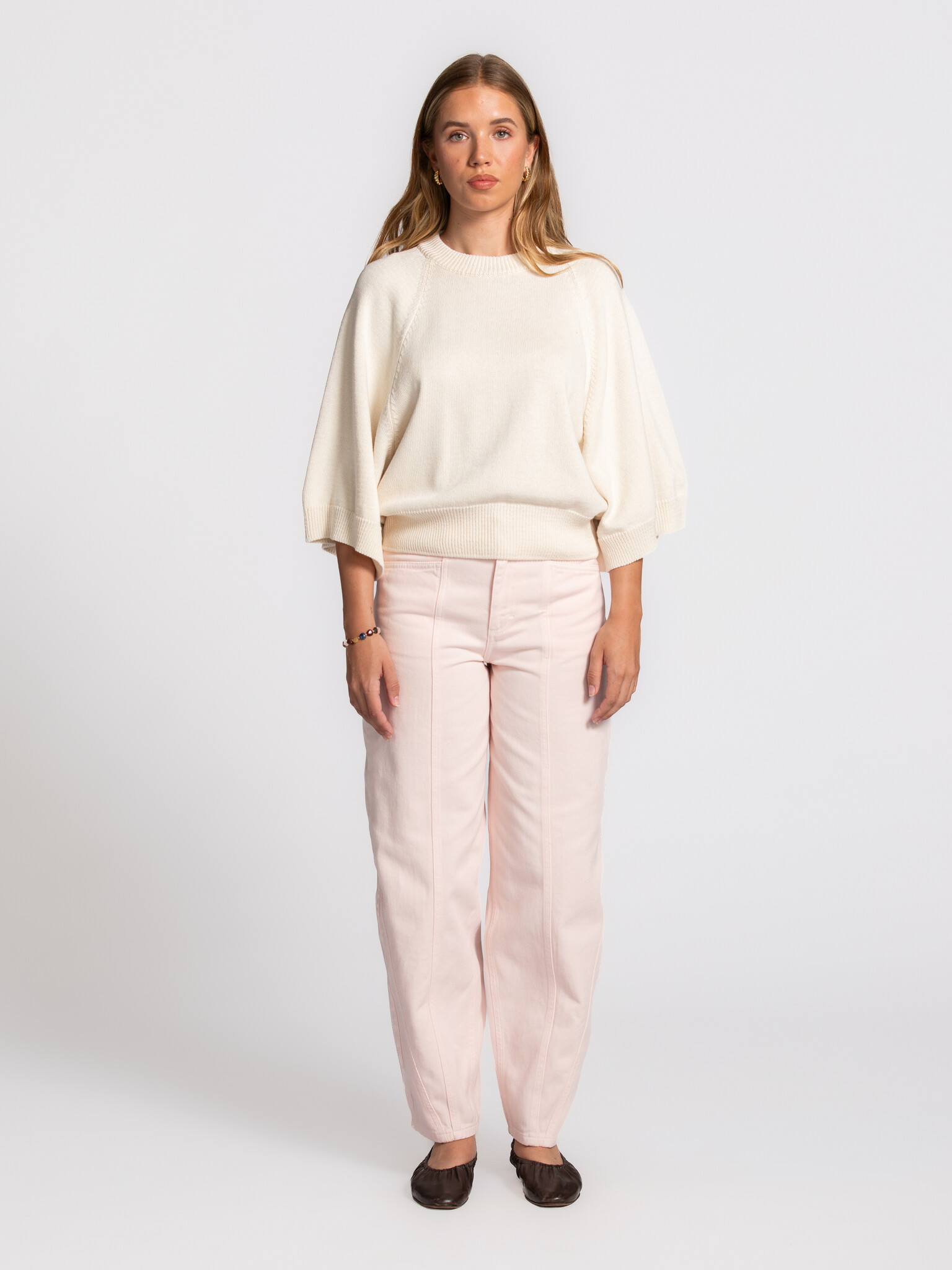 MBYM balloon jeans Almira Lalette 3. Deze balloon jeans bewijst dat denim niet altijd blauw hoeft te zijn. De zachte roze...