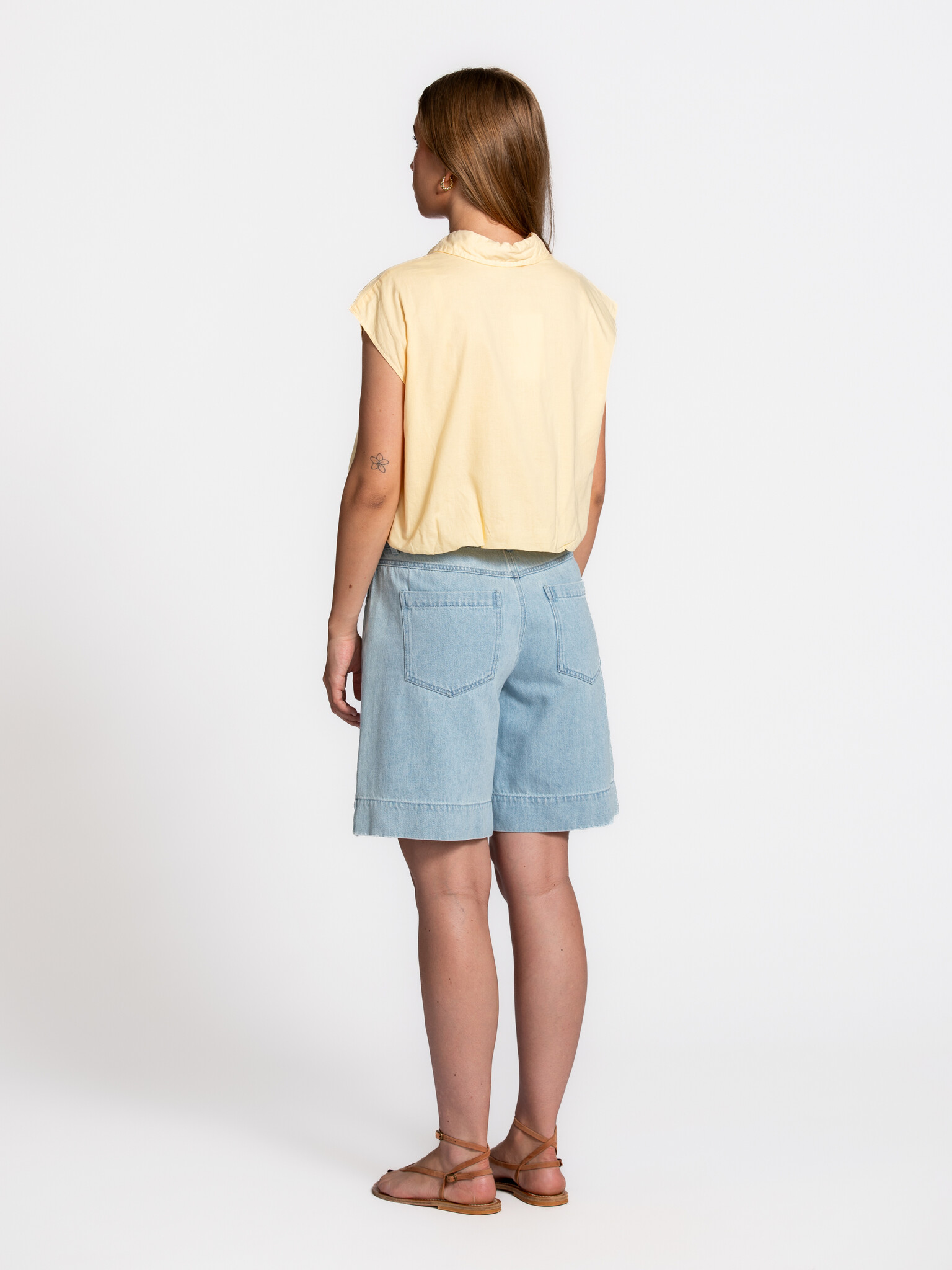 Les Soeurs blouse sans manches Blue 5. Touched by the sun. La teinte chaude et la forme ample apportent une sensation dou...