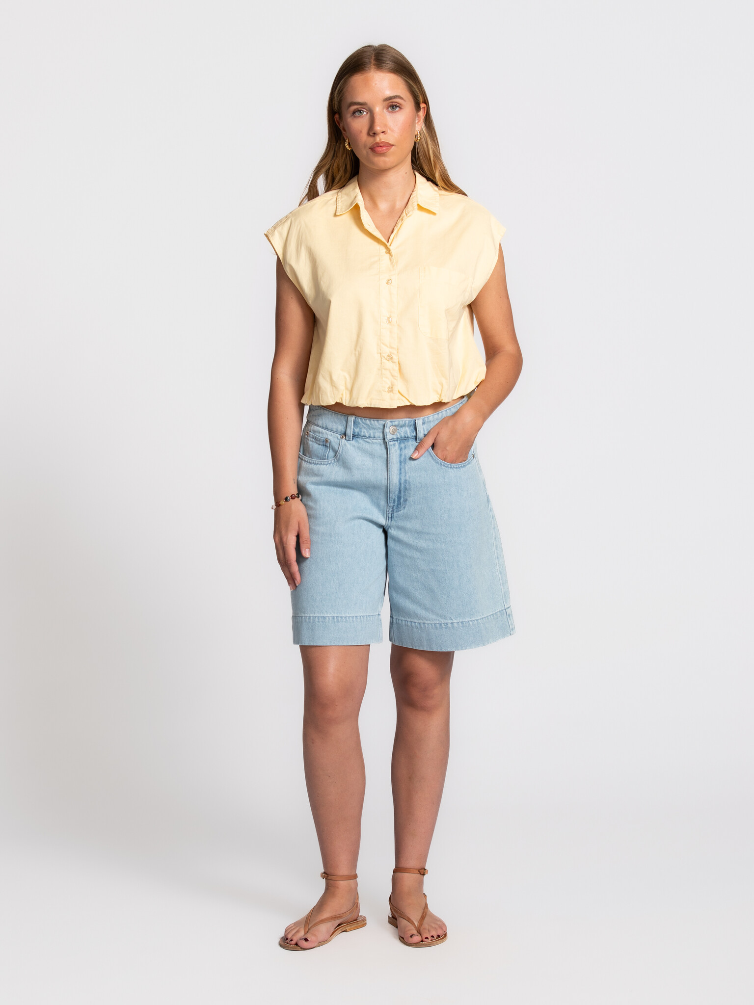 Les Soeurs blouse sans manches Blue 3. Touched by the sun. La teinte chaude et la forme ample apportent une sensation dou...