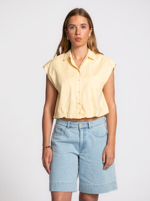 Blouse Blue. Touched by the sun. La teinte chaude et la forme ample apportent une sensation douce et vivante. L’effet bal...