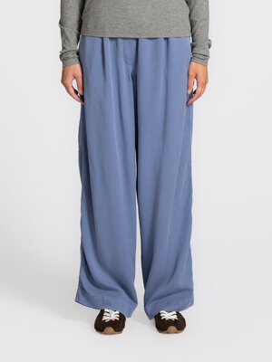 Pantalon Japtown. La douce teinte bleue confère à ce pantalon une allure apaisante, tandis que les subtils détails inspir...
