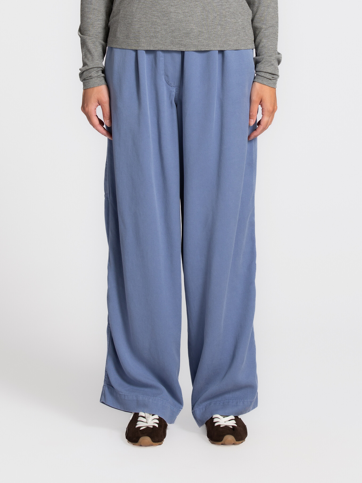 American Vintage wijde broek Japtown 1. De zachte blauwtint geeft deze broek een rustige uitstraling, terwijl de subtiele...