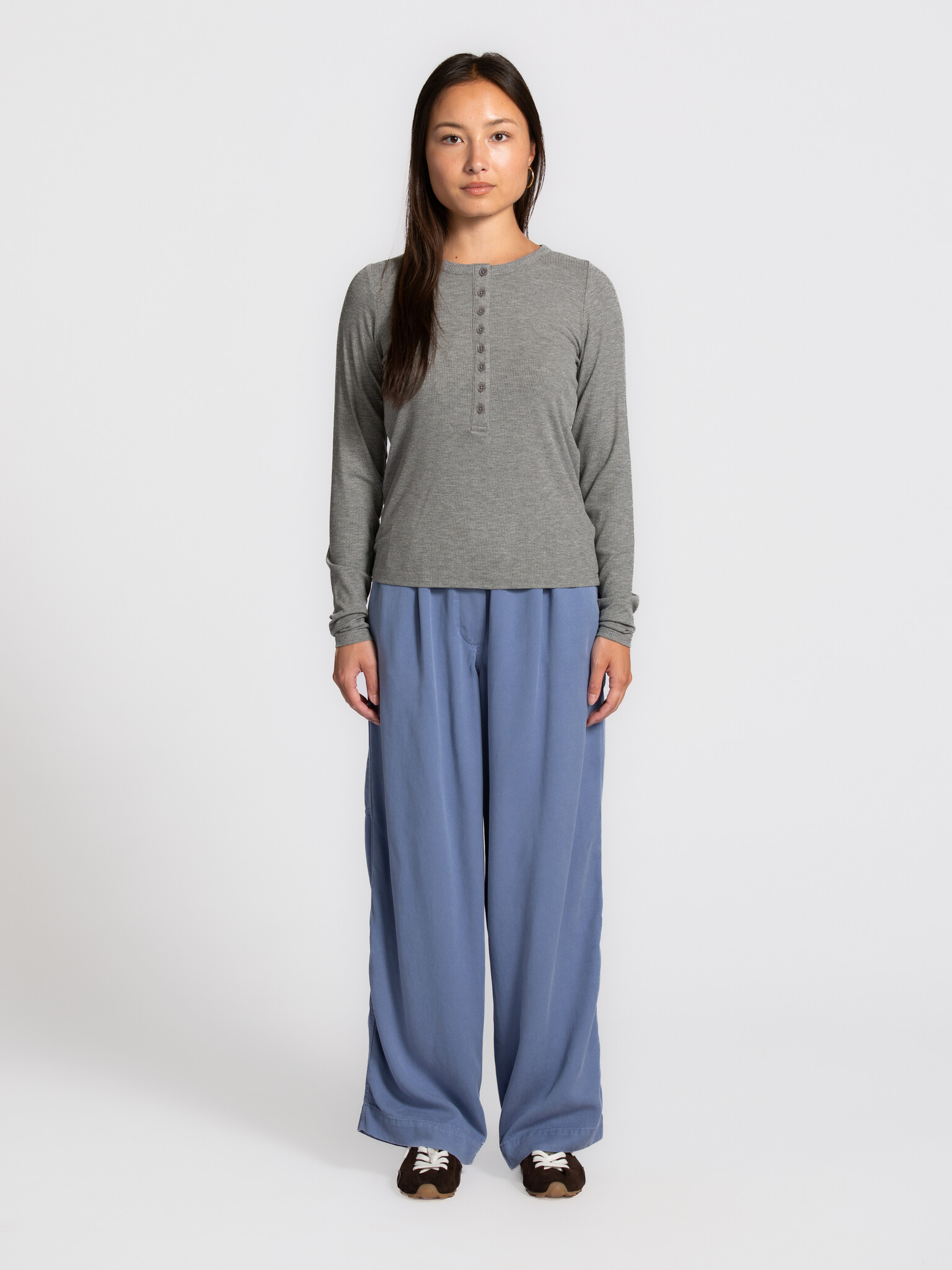 American Vintage wijde broek Japtown 3. De zachte blauwtint geeft deze broek een rustige uitstraling, terwijl de subtiele...