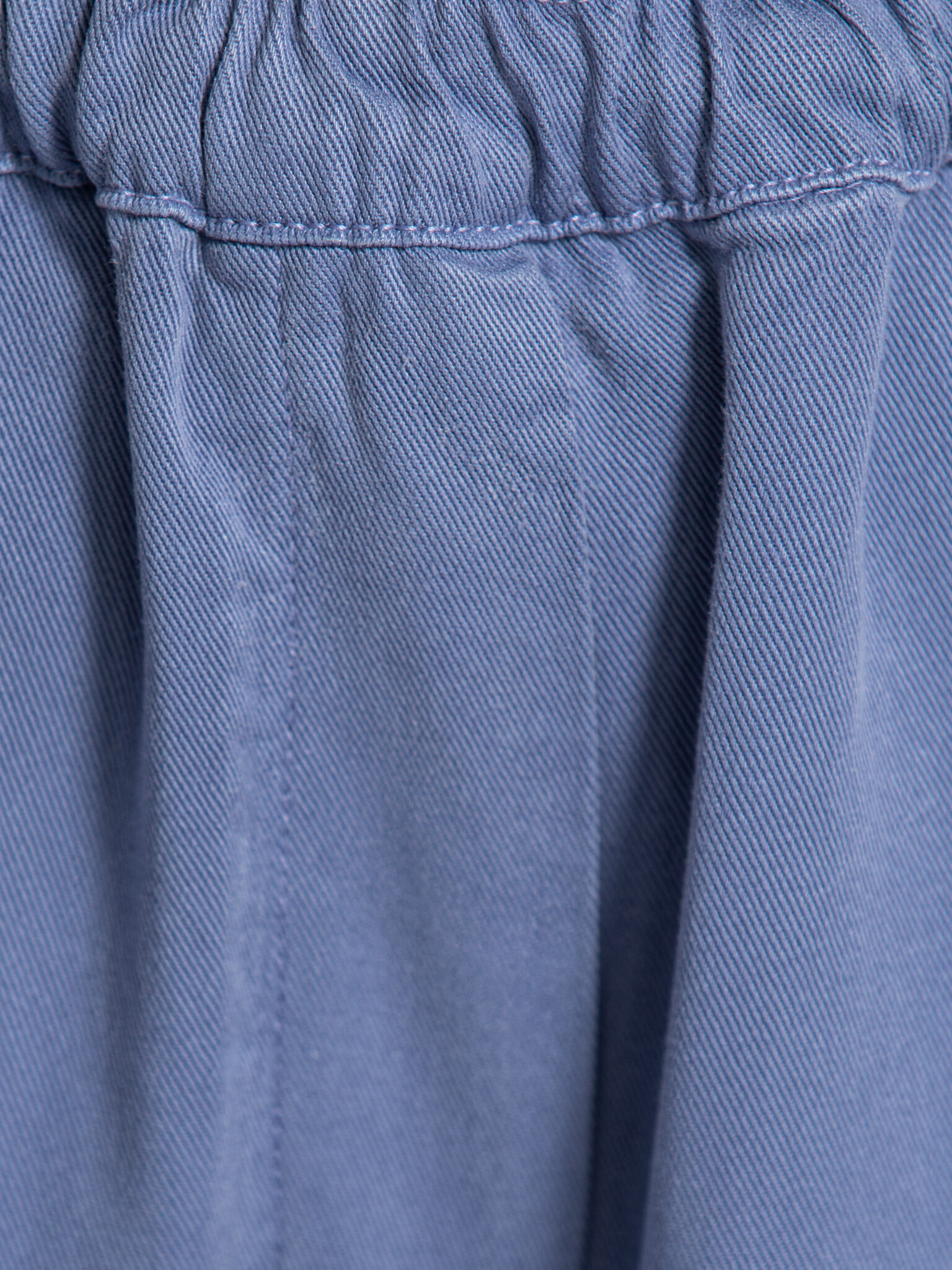 American Vintage wijde broek Japtown 6. De zachte blauwtint geeft deze broek een rustige uitstraling, terwijl de subtiele...