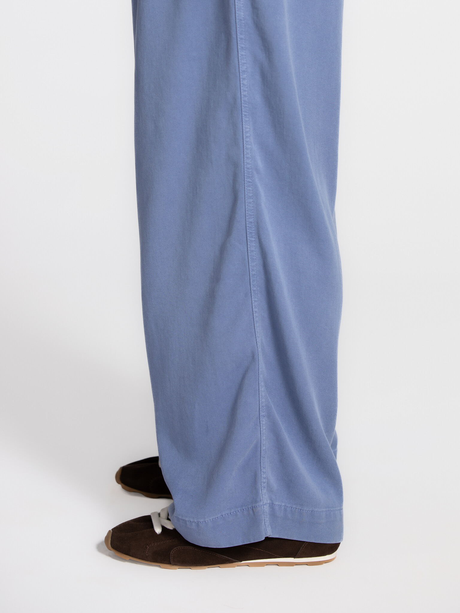 American Vintage wijde broek Japtown 4. De zachte blauwtint geeft deze broek een rustige uitstraling, terwijl de subtiele...