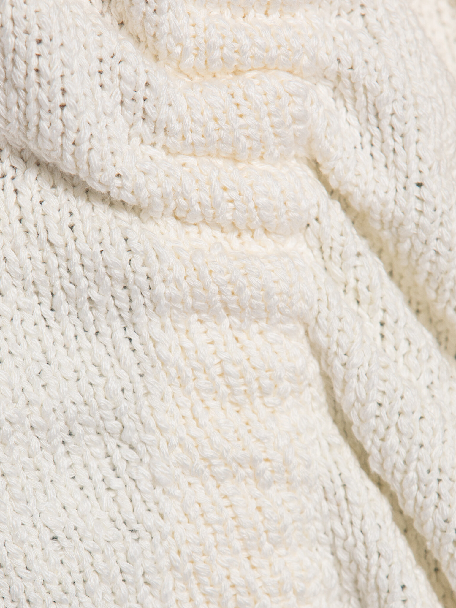 Edited knitted sweater Chelsea 6. Your knit with a twist. This piece gains an extra dimension thanks to the adjustable si...