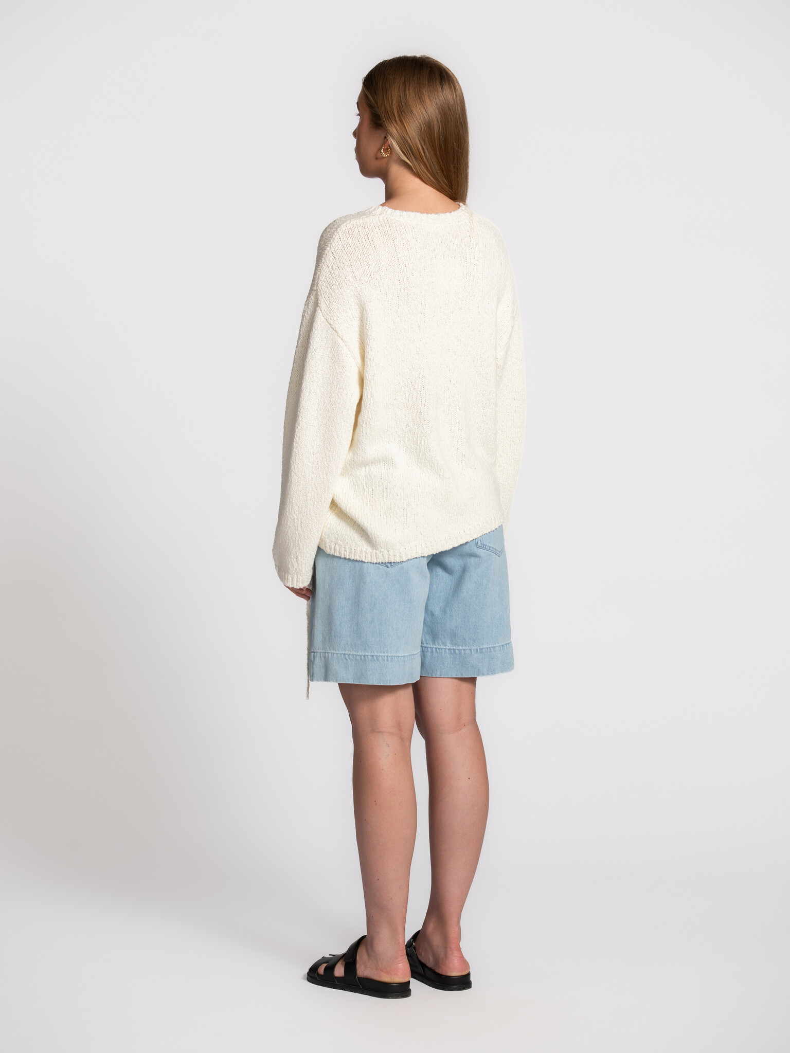 Edited knitted sweater Chelsea 5. Your knit with a twist. This piece gains an extra dimension thanks to the adjustable si...