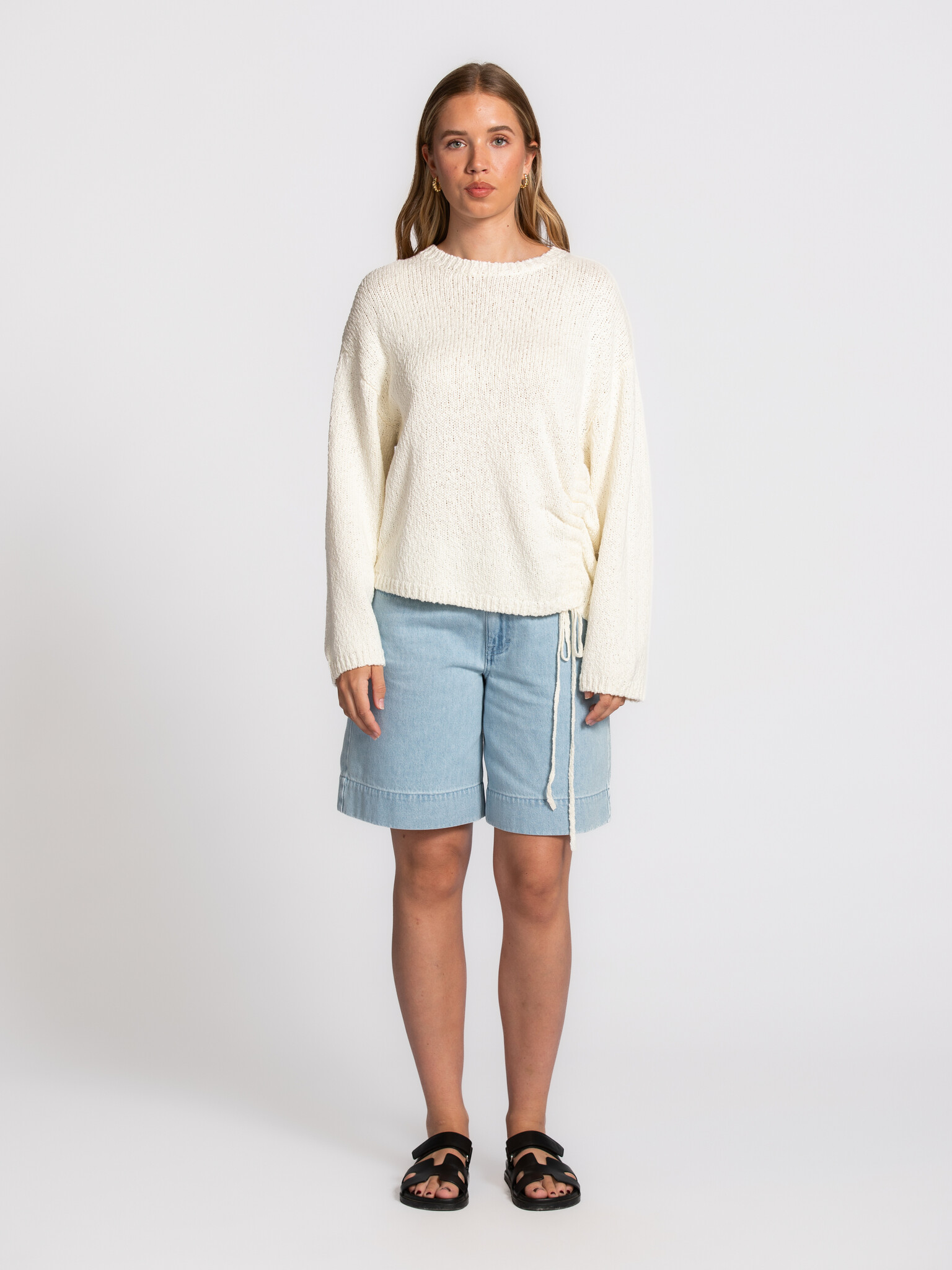 Edited knitted sweater Chelsea 3. Your knit with a twist. This piece gains an extra dimension thanks to the adjustable si...