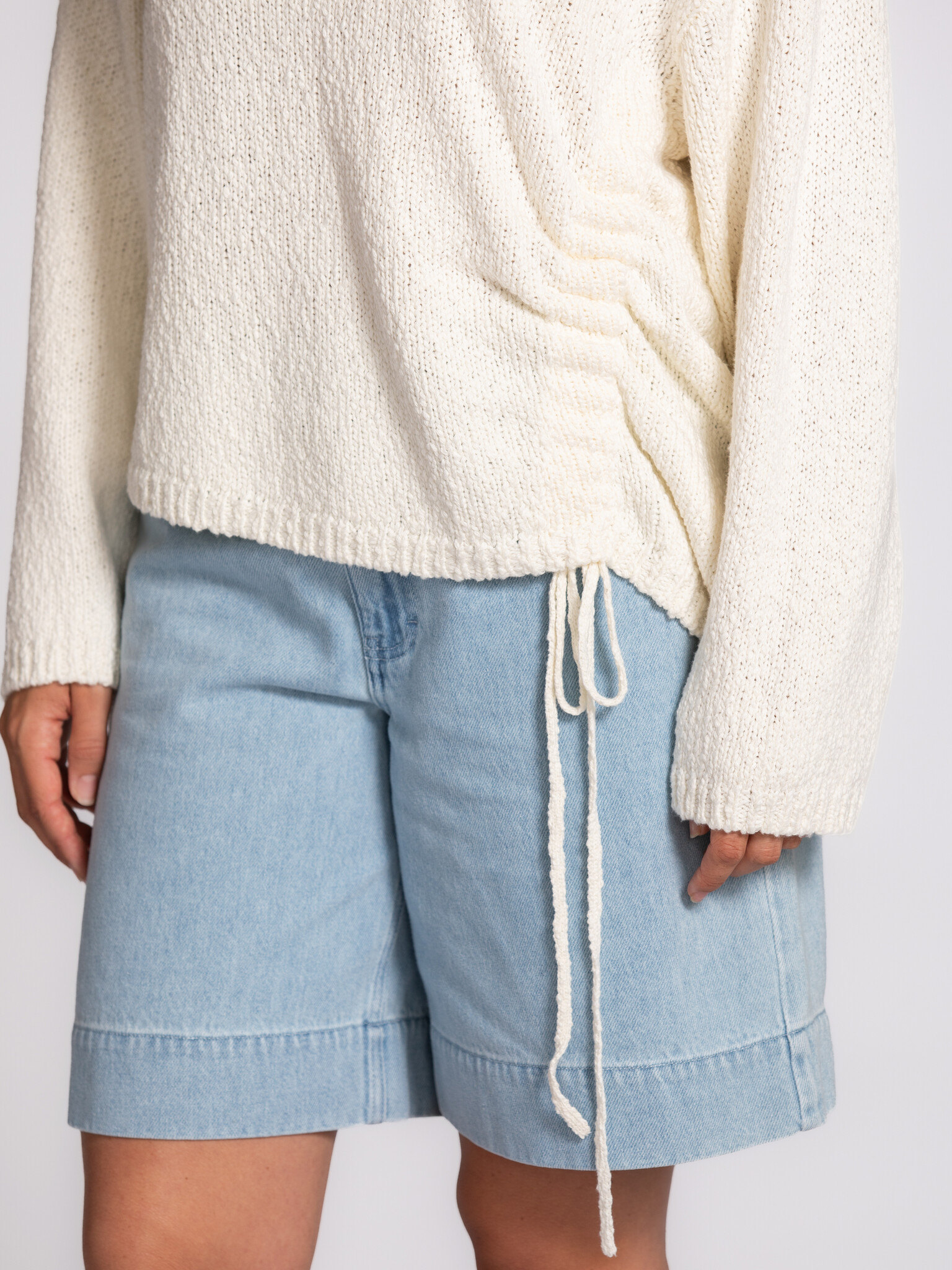 Edited knitted sweater Chelsea 4. Your knit with a twist. This piece gains an extra dimension thanks to the adjustable si...