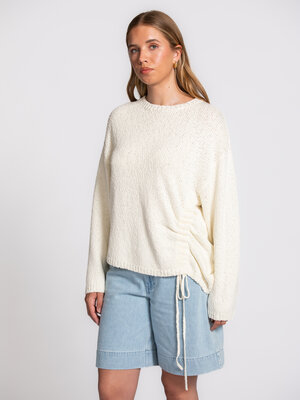 Sweater Chelsea. Your knit with a twist. This piece gains an extra dimension thanks to the adjustable side detail, allowi...