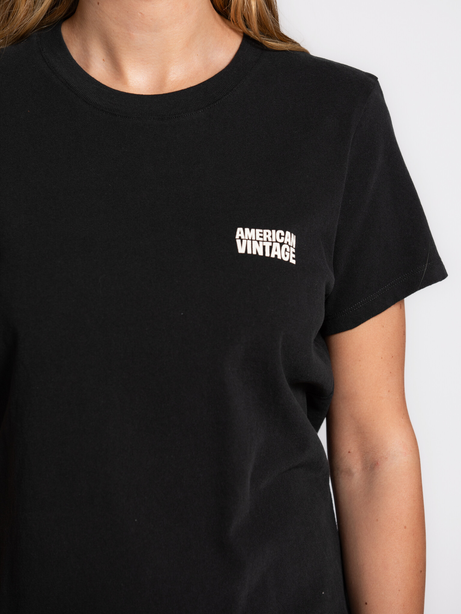 American Vintage t-shirt ajusté Ykobow 4. Une couleur qui fonctionne toujours. La teinte profonde apporte calme et intemp...