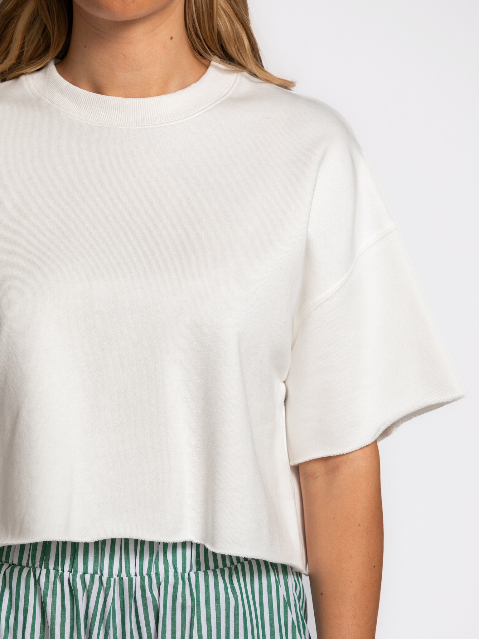Les Soeurs shortsleeve sweat Lucia 4. Un top à l’allure sporty et décontractée qui tombe juste dès le premier instant. Vo...