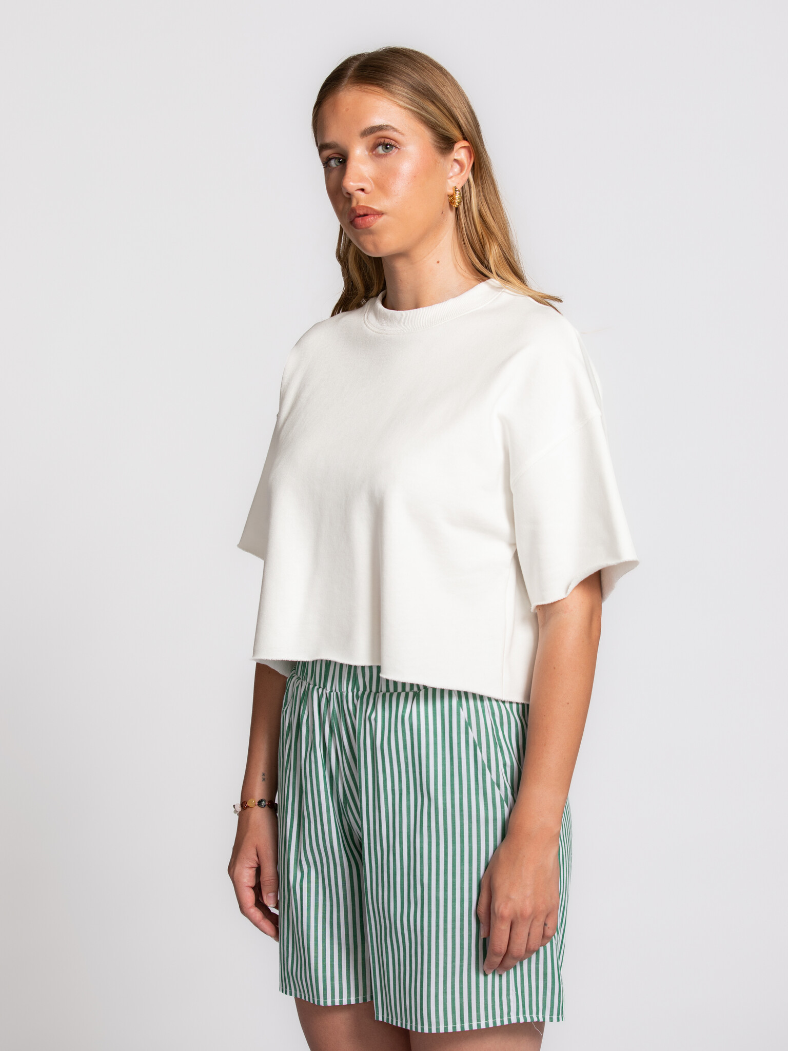 Les Soeurs shortsleeve sweat Lucia 1. Un top à l’allure sporty et décontractée qui tombe juste dès le premier instant. Vo...