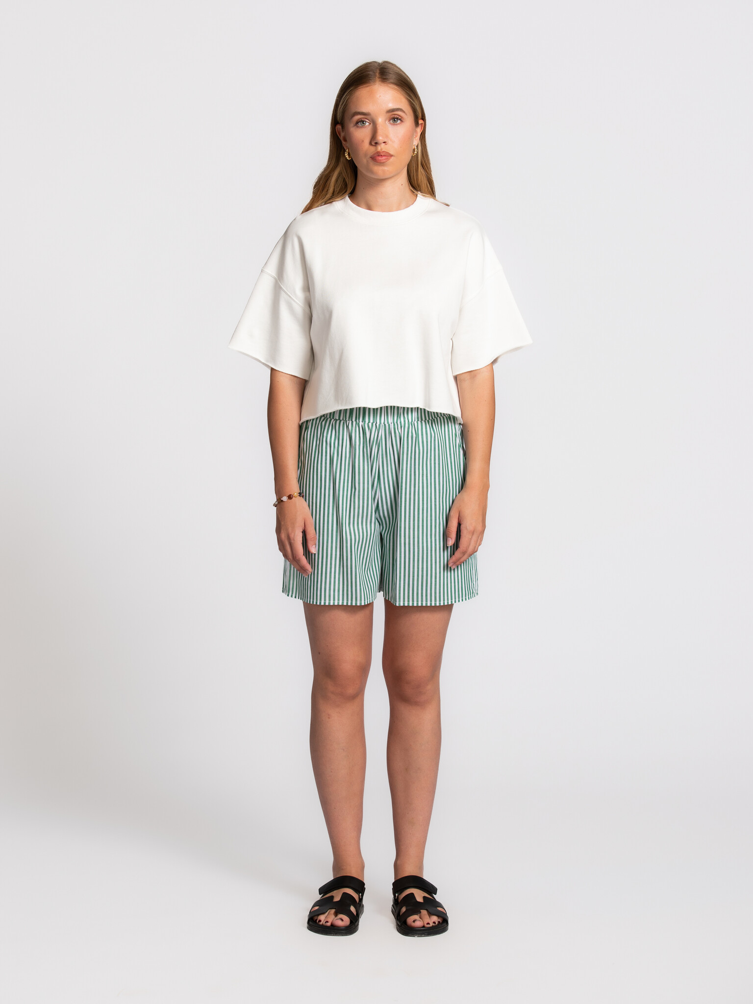Les Soeurs short à rayures Ivy 3. Une touche de fantaisie dans votre tenue. Le tissu léger et les rayures fraîches apport...