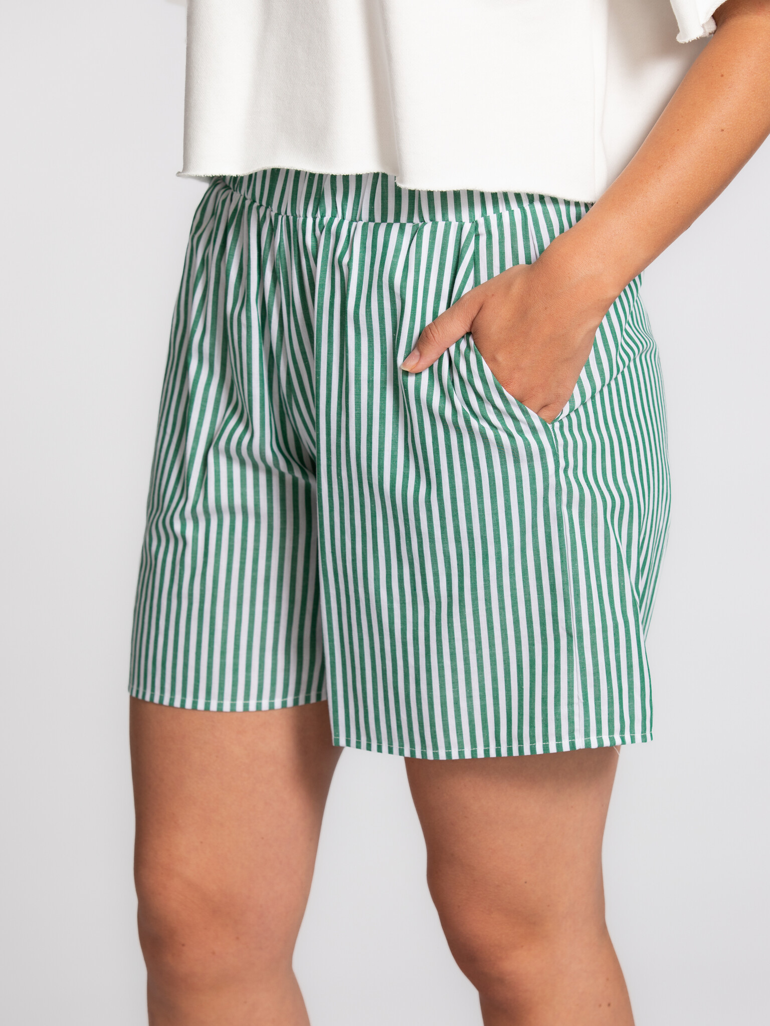 Les Soeurs short à rayures Ivy 4. Une touche de fantaisie dans votre tenue. Le tissu léger et les rayures fraîches apport...