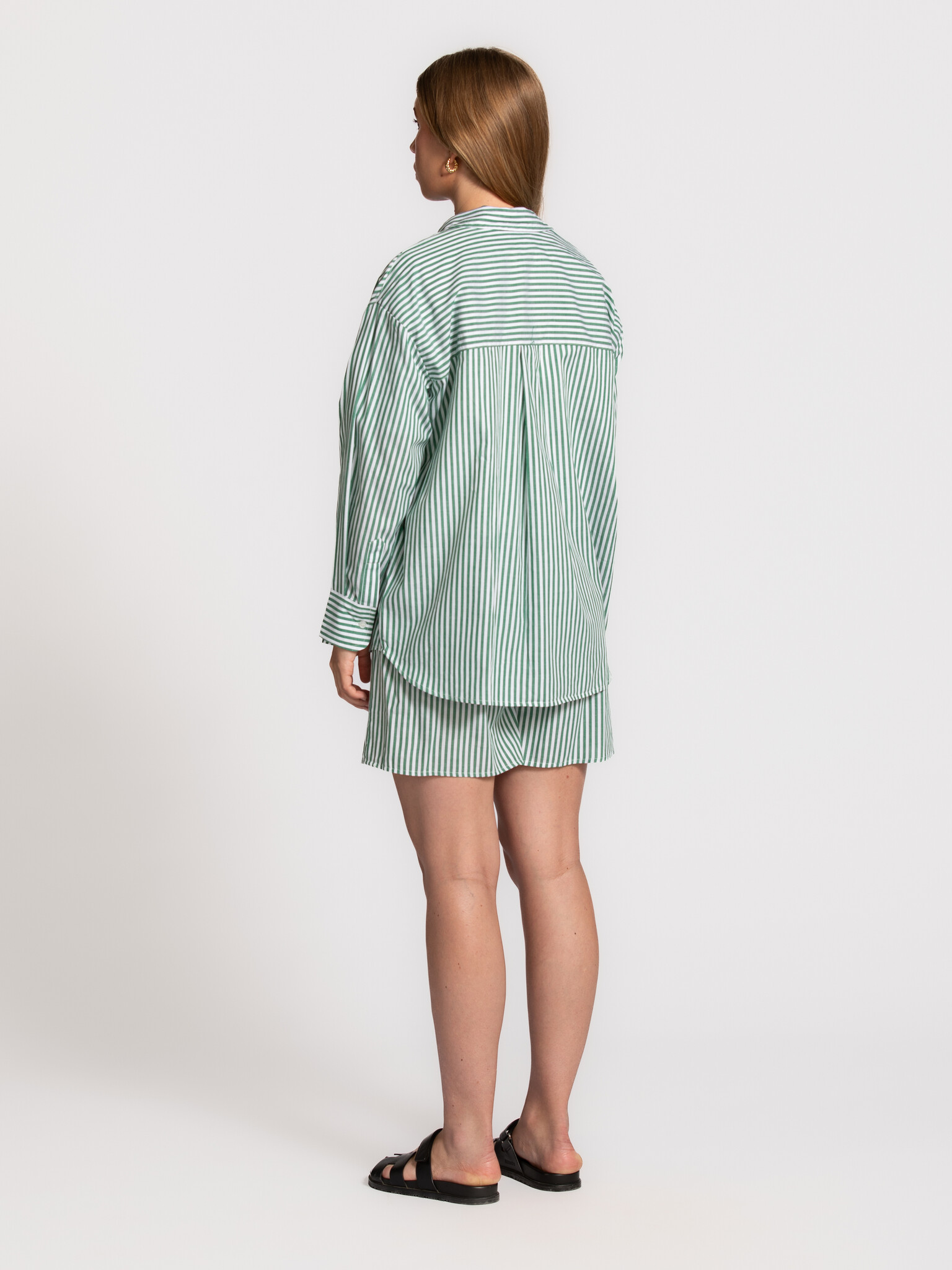 Les Soeurs chemise rayée Yara 5. Une revisite du classique. Les fines rayures et l’allure fraîche donnent à cette chemise...