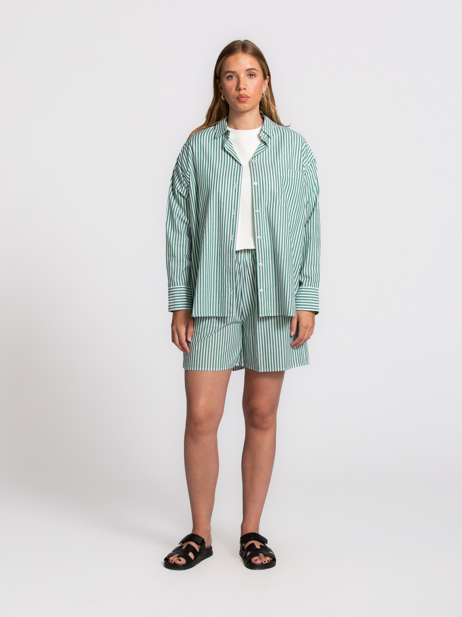 Les Soeurs chemise rayée Yara 3. Une revisite du classique. Les fines rayures et l’allure fraîche donnent à cette chemise...