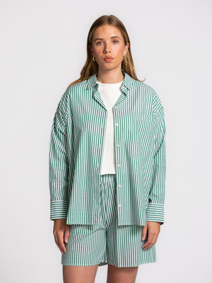 Chemise Yara. Une revisite du classique. Les fines rayures et l’allure fraîche donnent à cette chemise une touche estival...