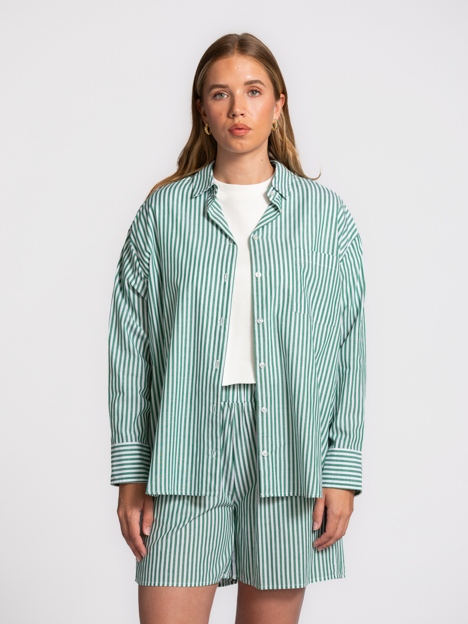 Les Soeurs chemise rayée Yara 1. Une revisite du classique. Les fines rayures et l’allure fraîche donnent à cette chemise...