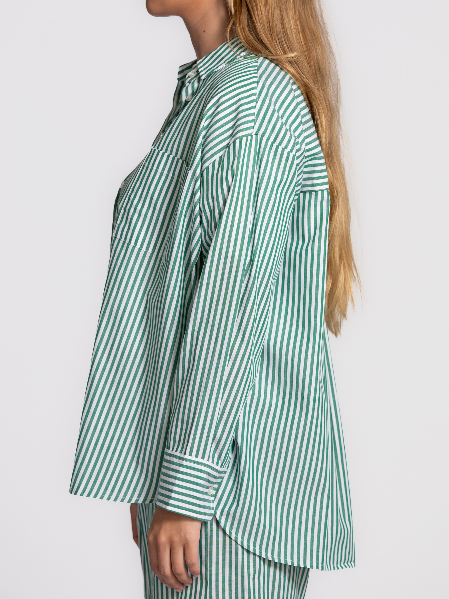 Les Soeurs chemise rayée Yara 4. Une revisite du classique. Les fines rayures et l’allure fraîche donnent à cette chemise...